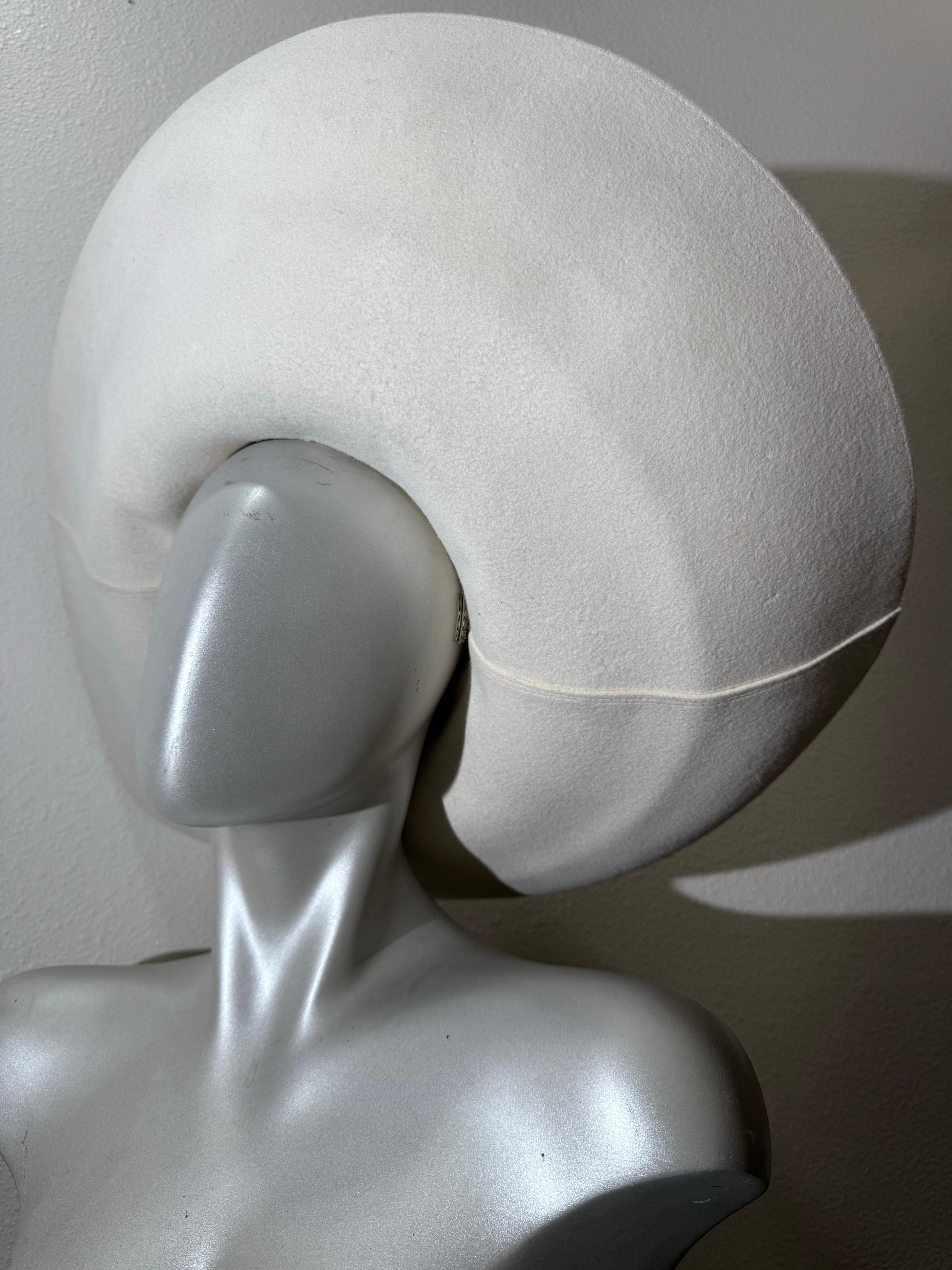 Maison Michel-Paris Cappello invernale in feltro bianco con tesa aperta e splendido fiore di piuma in vendita 12