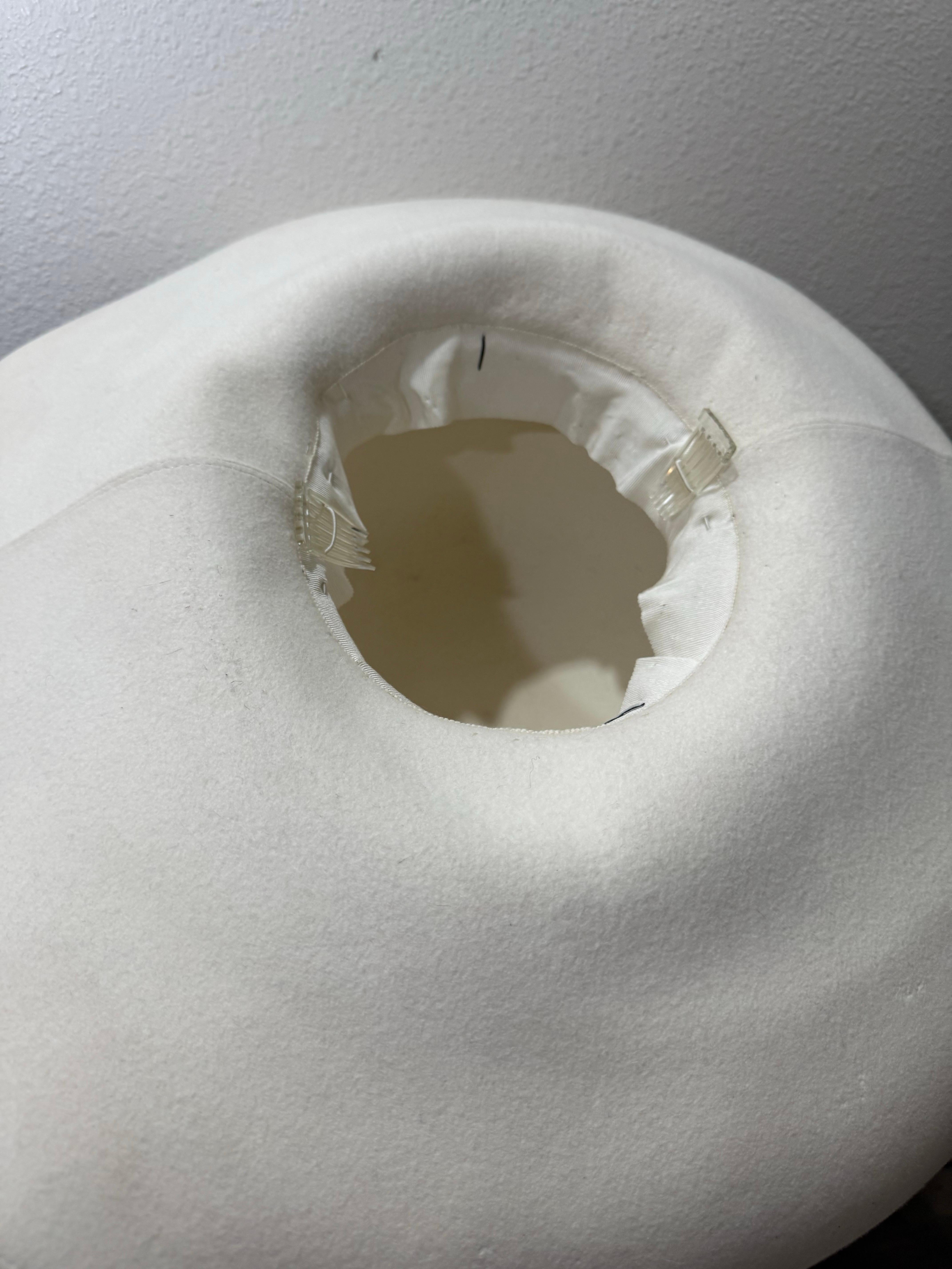 Maison Michel-Paris Cappello invernale in feltro bianco con tesa aperta e splendido fiore di piuma in vendita 13