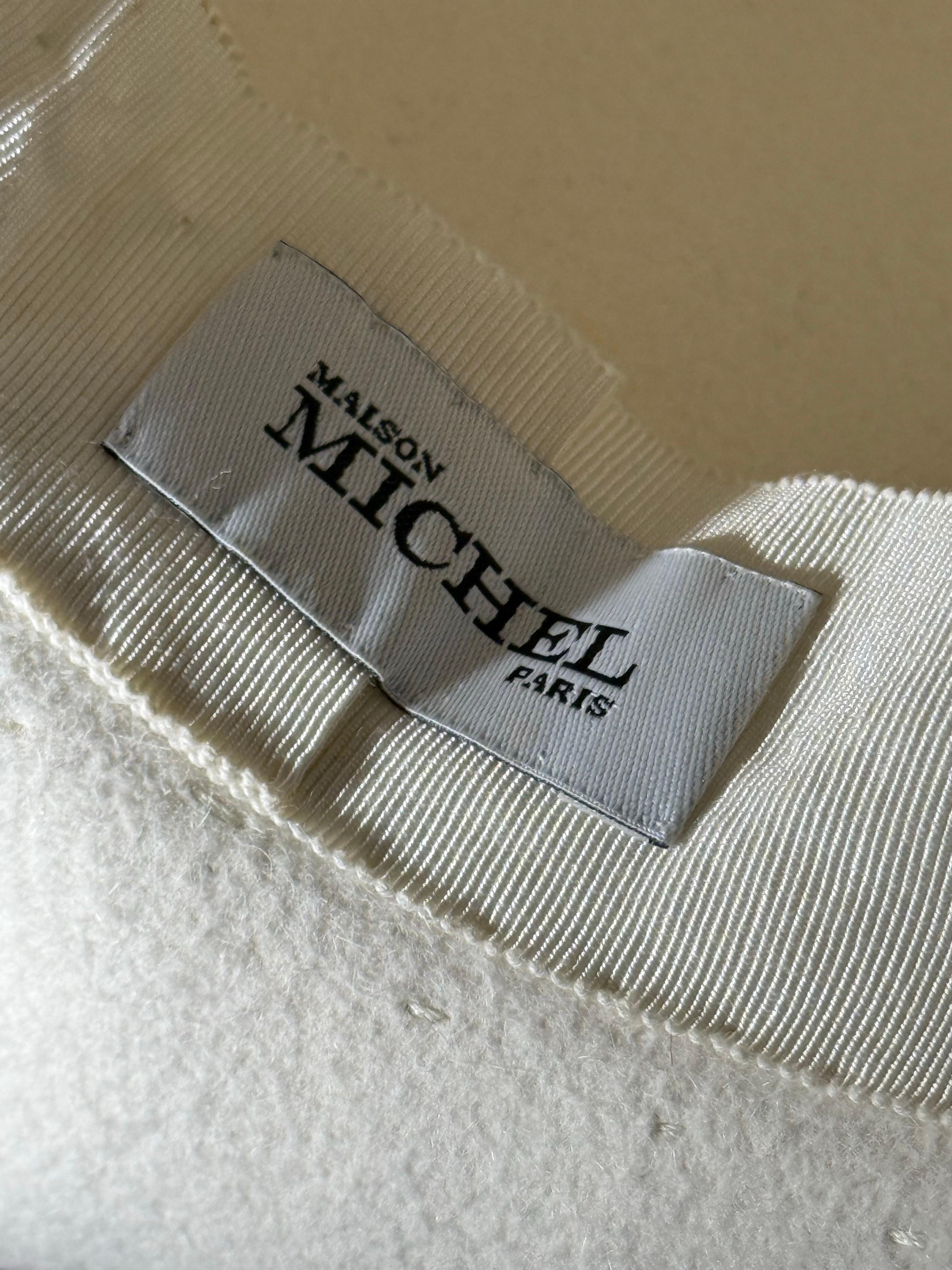 Maison Michel-Paris Cappello invernale in feltro bianco con tesa aperta e splendido fiore di piuma in vendita 14