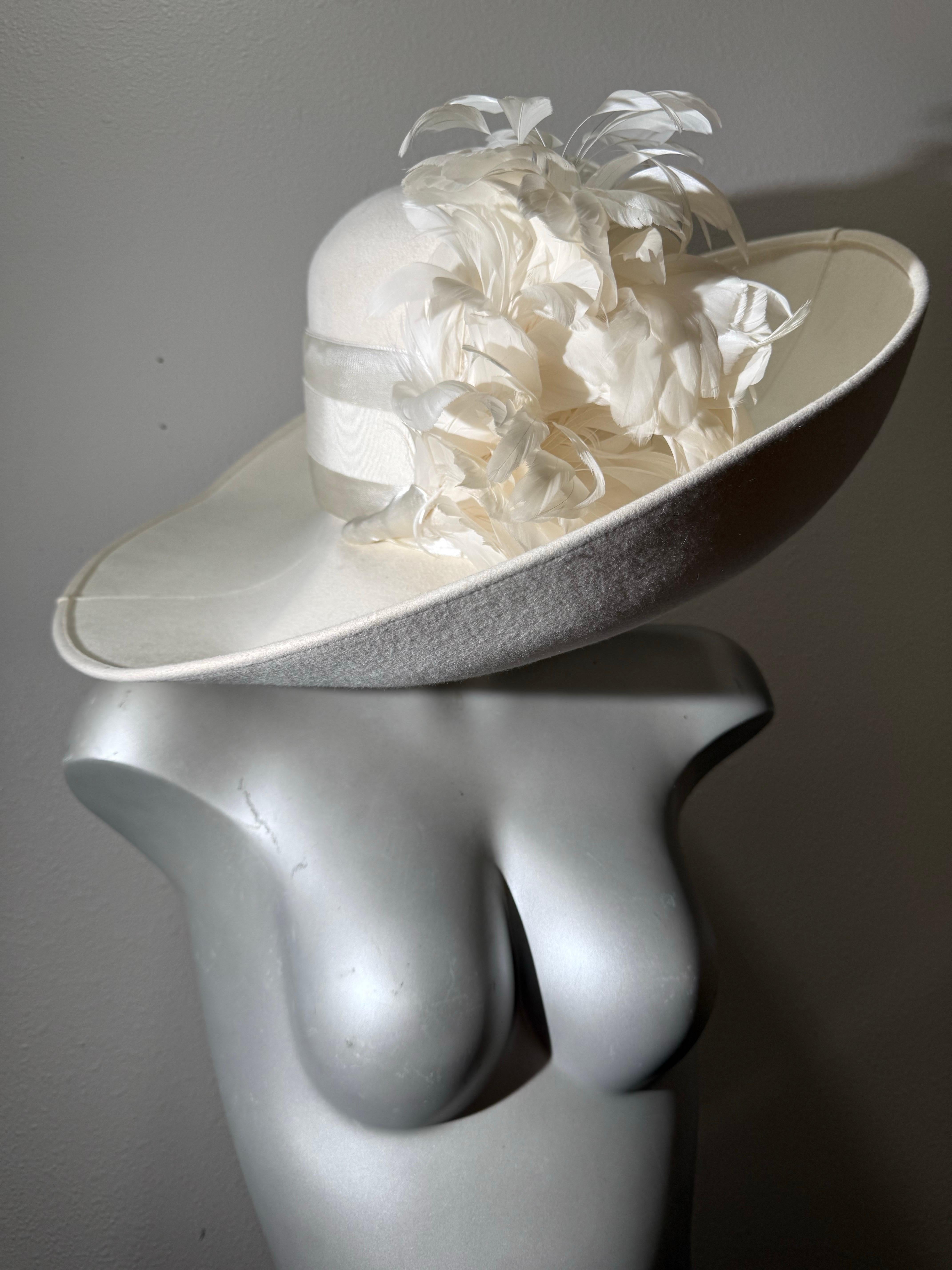 Maison Michel-Paris Cappello invernale in feltro bianco con tesa enorme e splendidi fiori di piume:  Pensa a Audrey Hepburn in stile My Fair Lady!  La curva della tesa è lussureggiante e canta con fiori di piume di cocco sbiancate color crema in uno