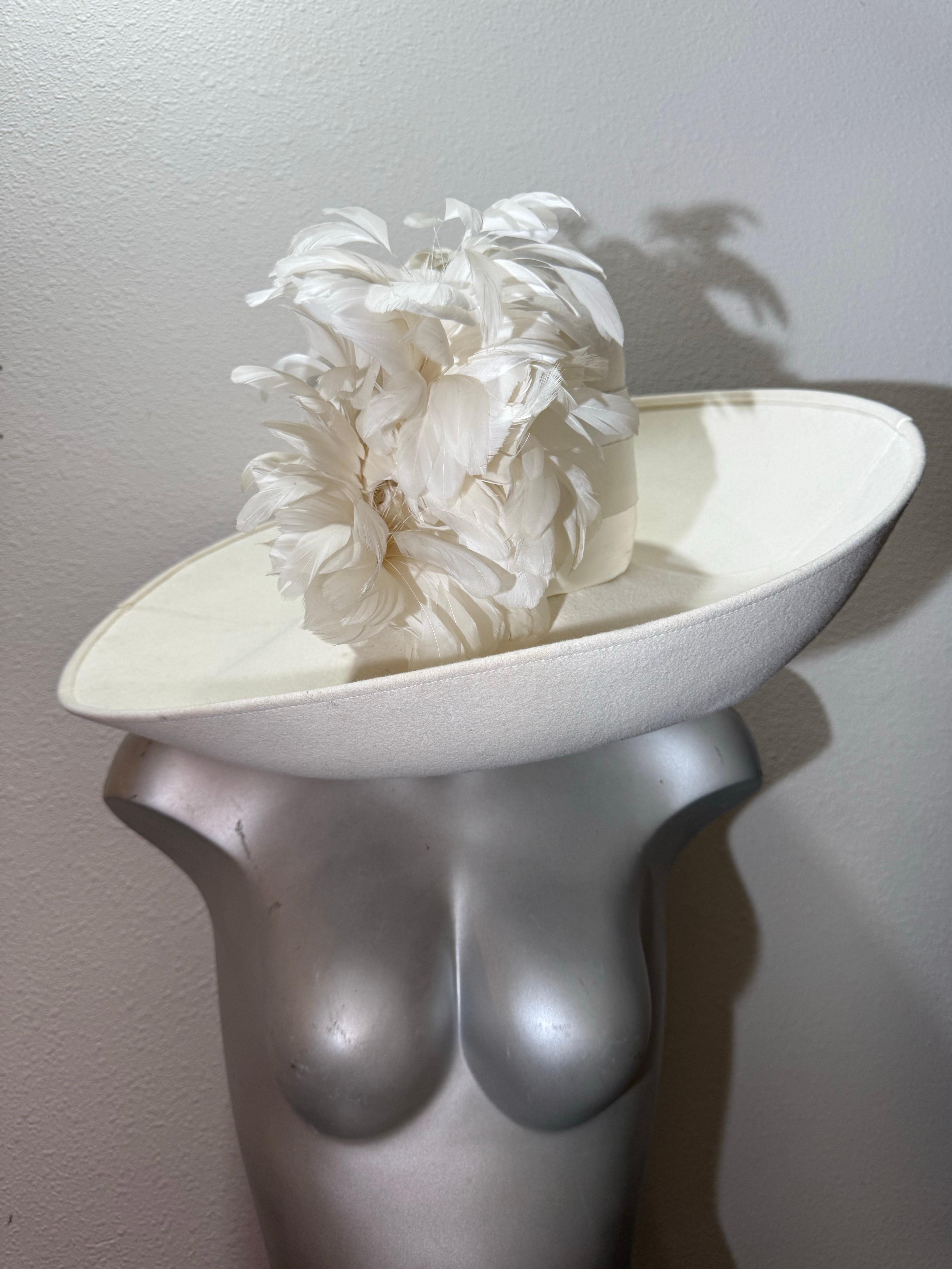 Grigio Maison Michel-Paris Cappello invernale in feltro bianco con tesa aperta e splendido fiore di piuma in vendita