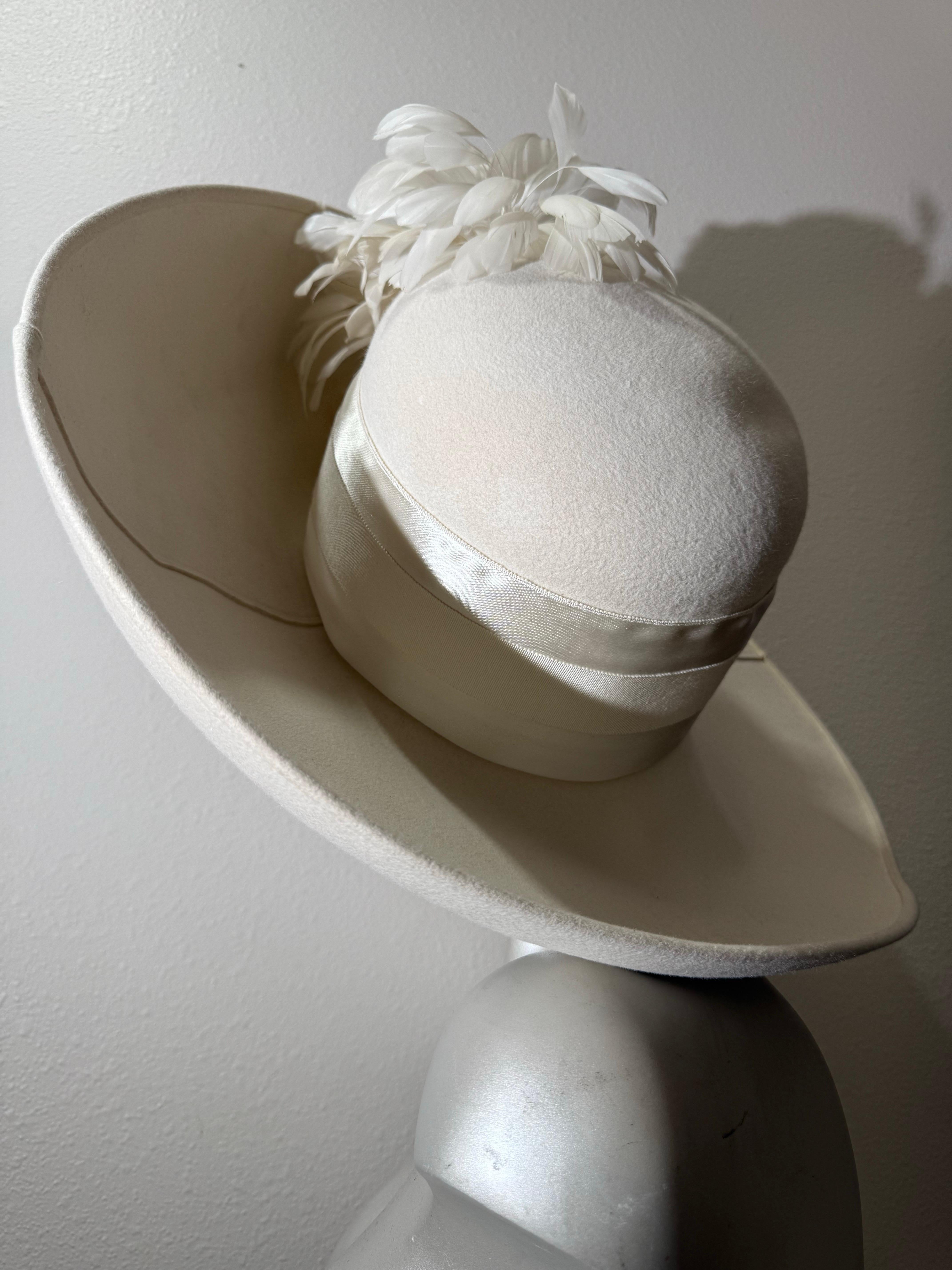 Maison Michel-Paris Cappello invernale in feltro bianco con tesa aperta e splendido fiore di piuma In condizioni ottime in vendita a Gresham, OR