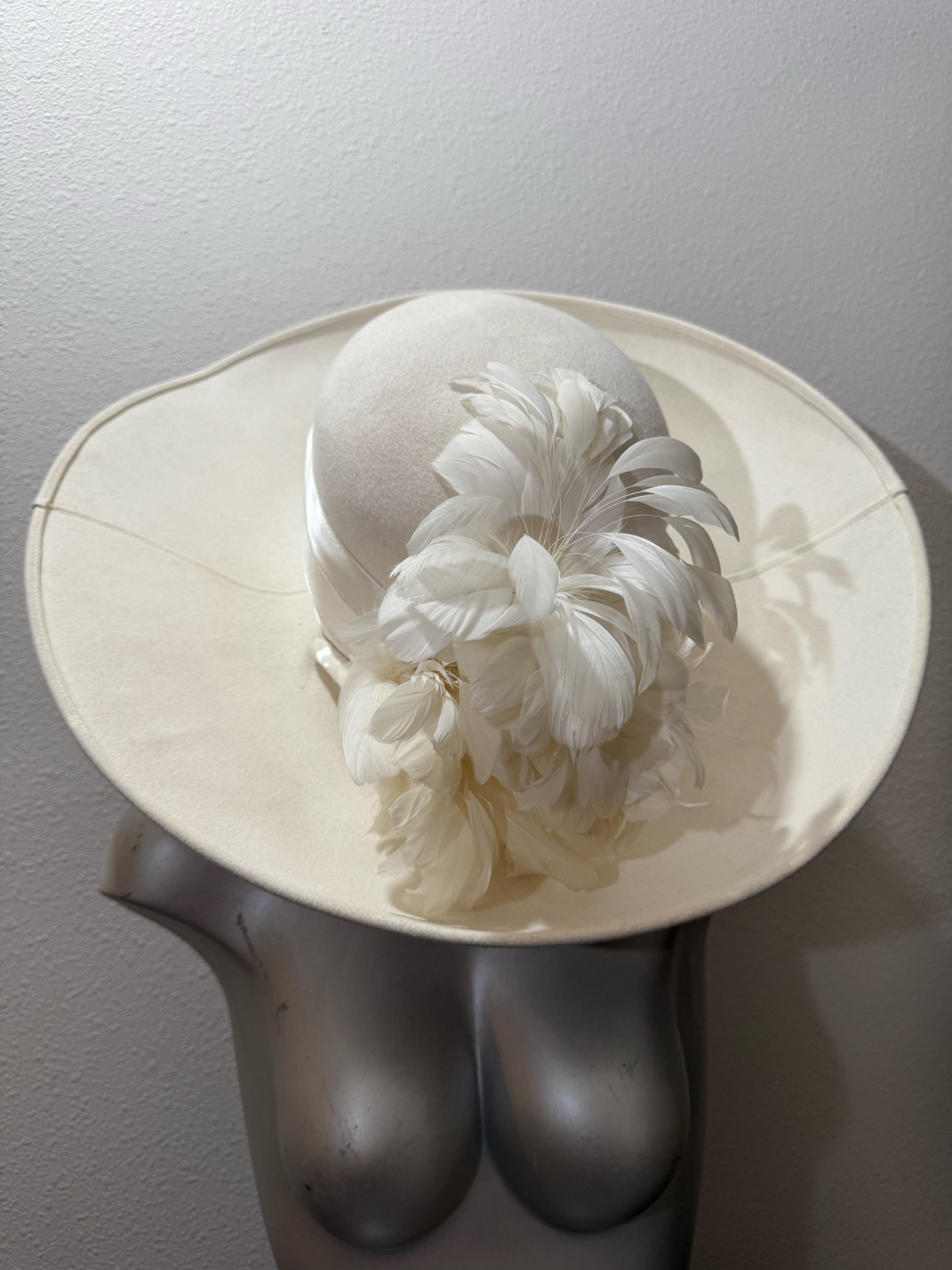 Donna Maison Michel-Paris Cappello invernale in feltro bianco con tesa aperta e splendido fiore di piuma in vendita
