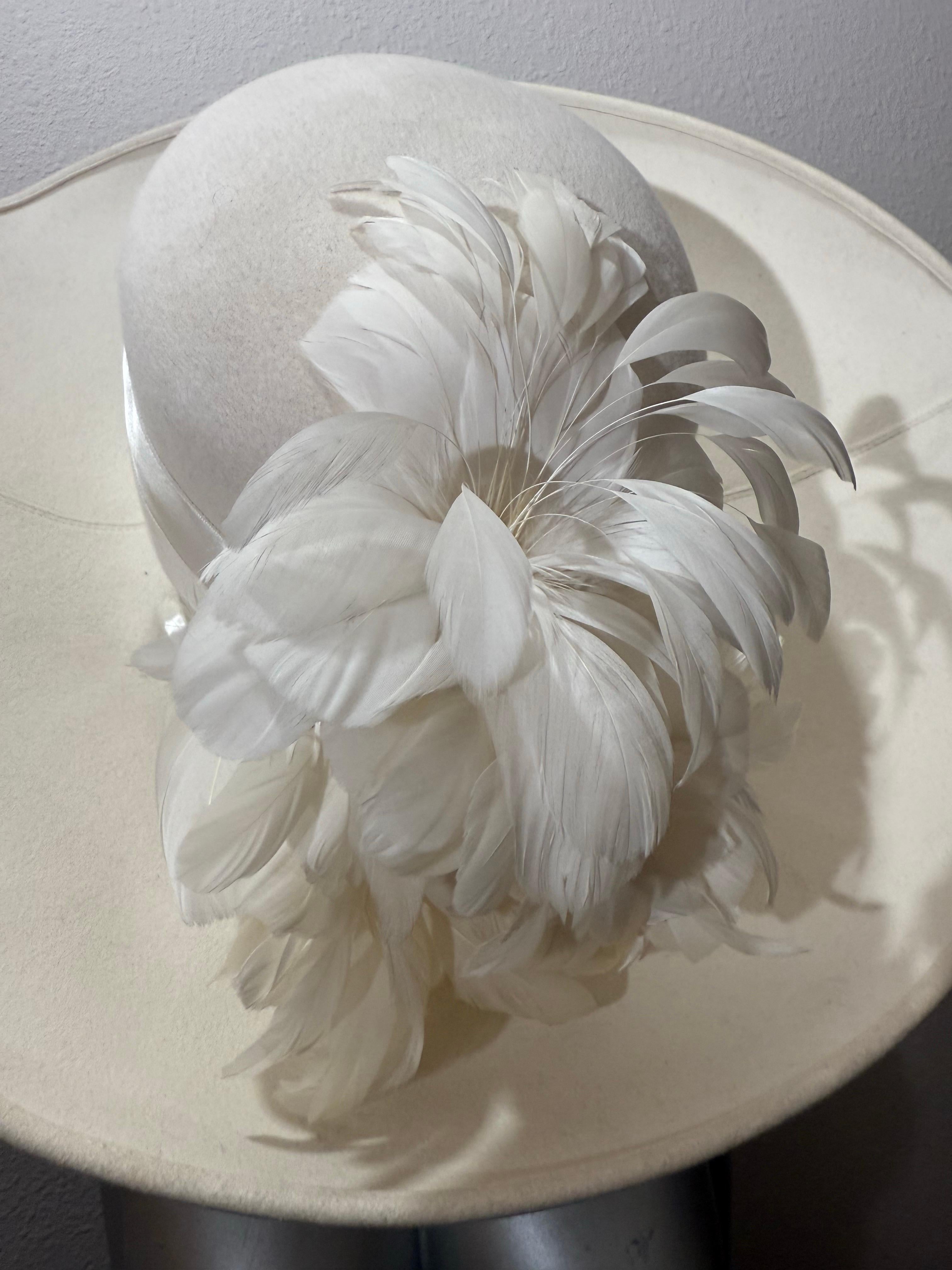 Maison Michel-Paris Cappello invernale in feltro bianco con tesa aperta e splendido fiore di piuma in vendita 1