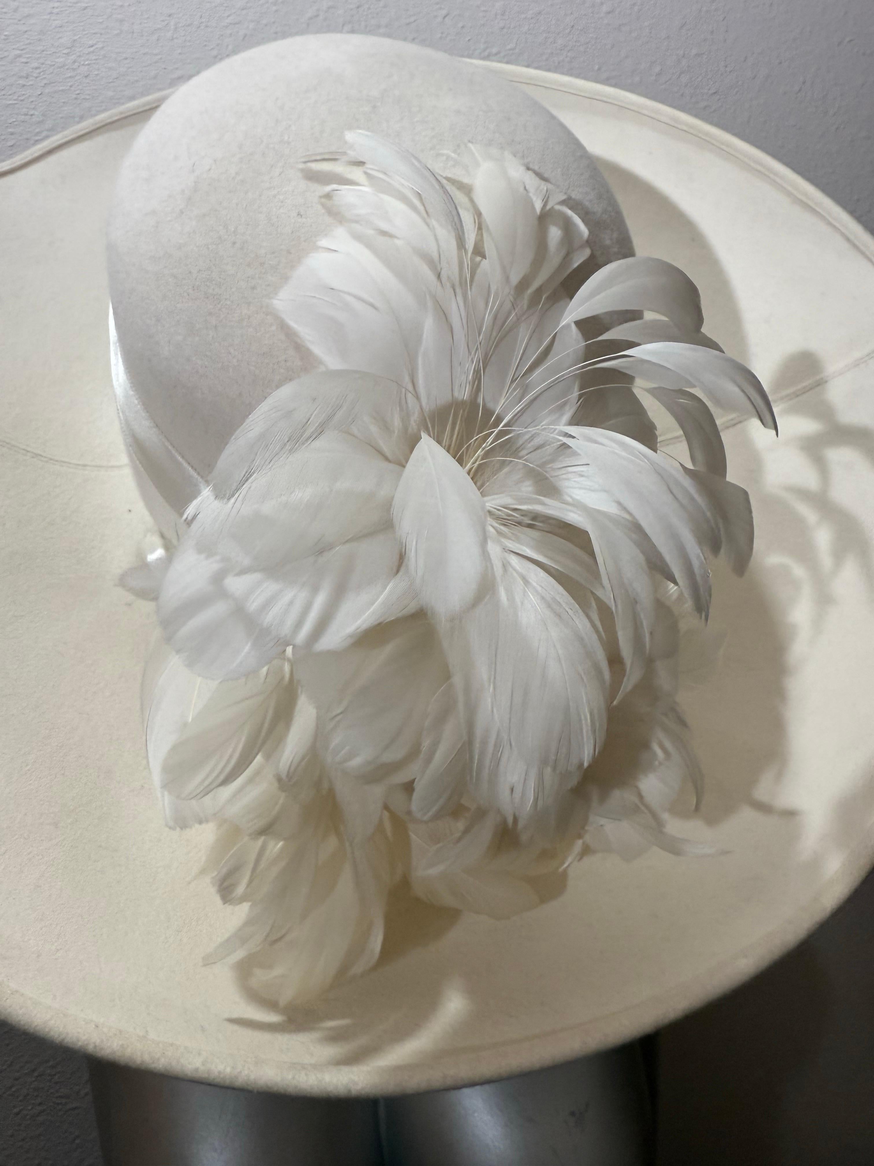 Maison Michel-Paris Cappello invernale in feltro bianco con tesa aperta e splendido fiore di piuma in vendita 2