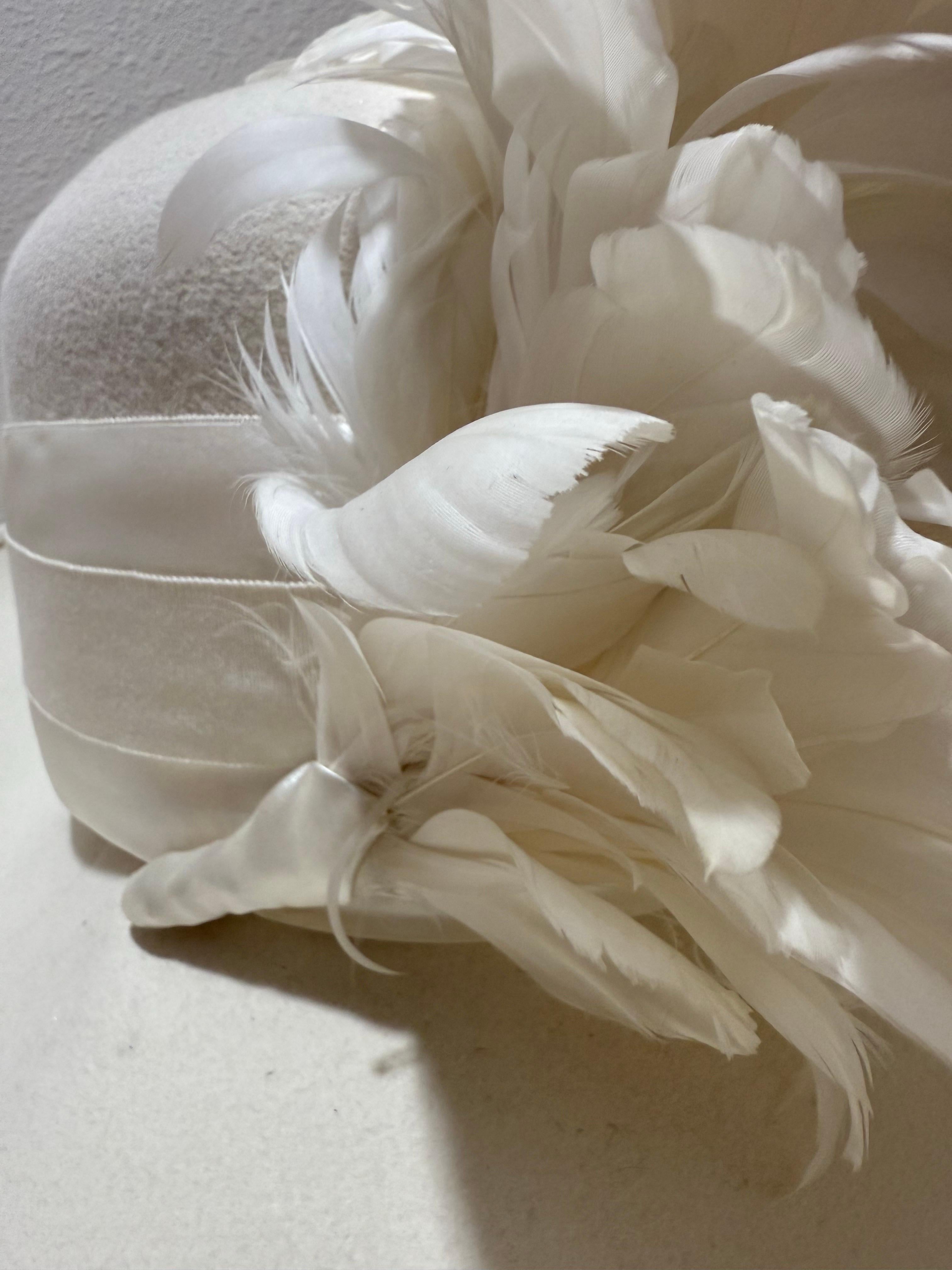 Maison Michel-Paris Cappello invernale in feltro bianco con tesa aperta e splendido fiore di piuma in vendita 3