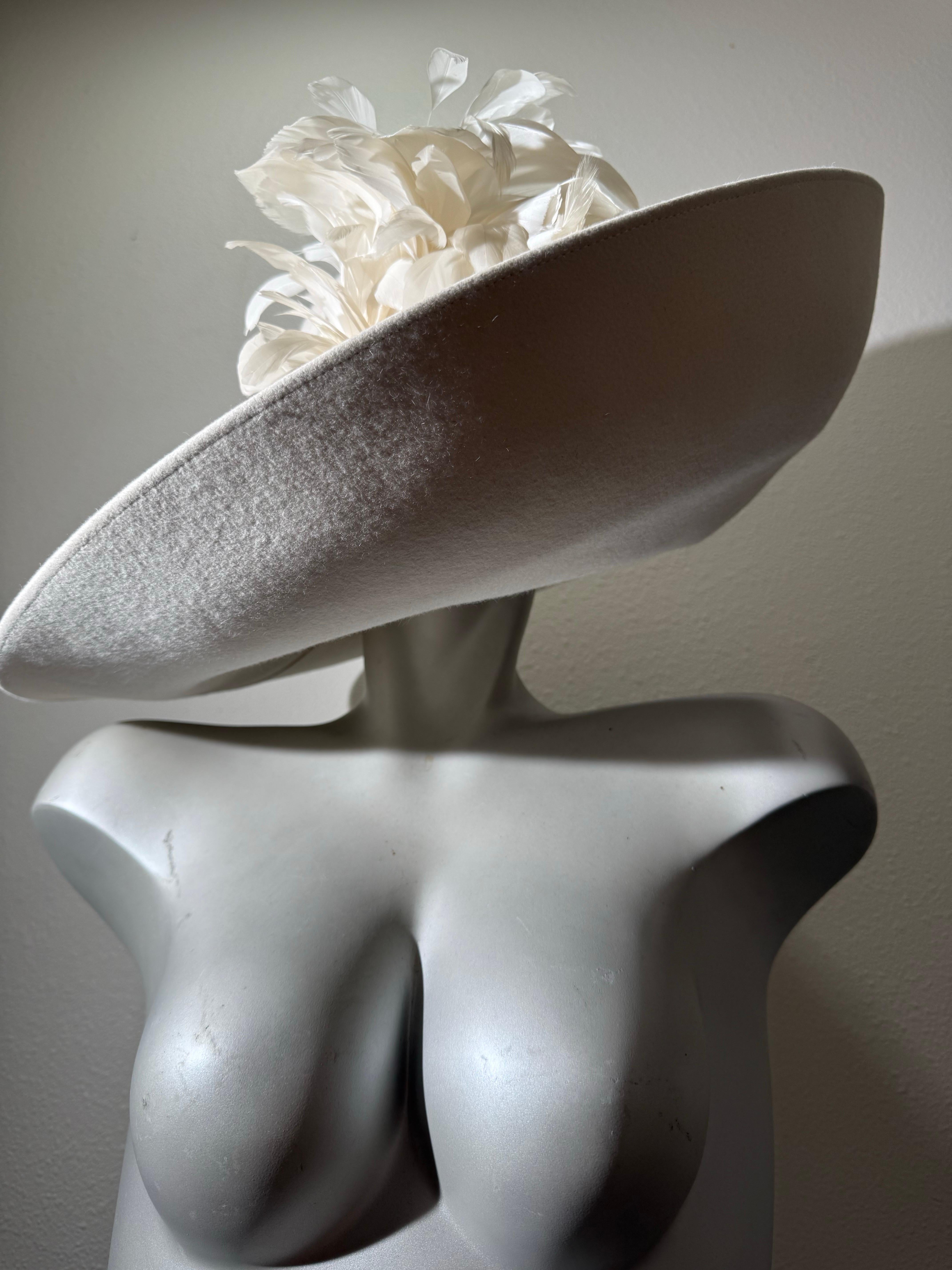 Maison Michel-Paris Cappello invernale in feltro bianco con tesa aperta e splendido fiore di piuma in vendita 4
