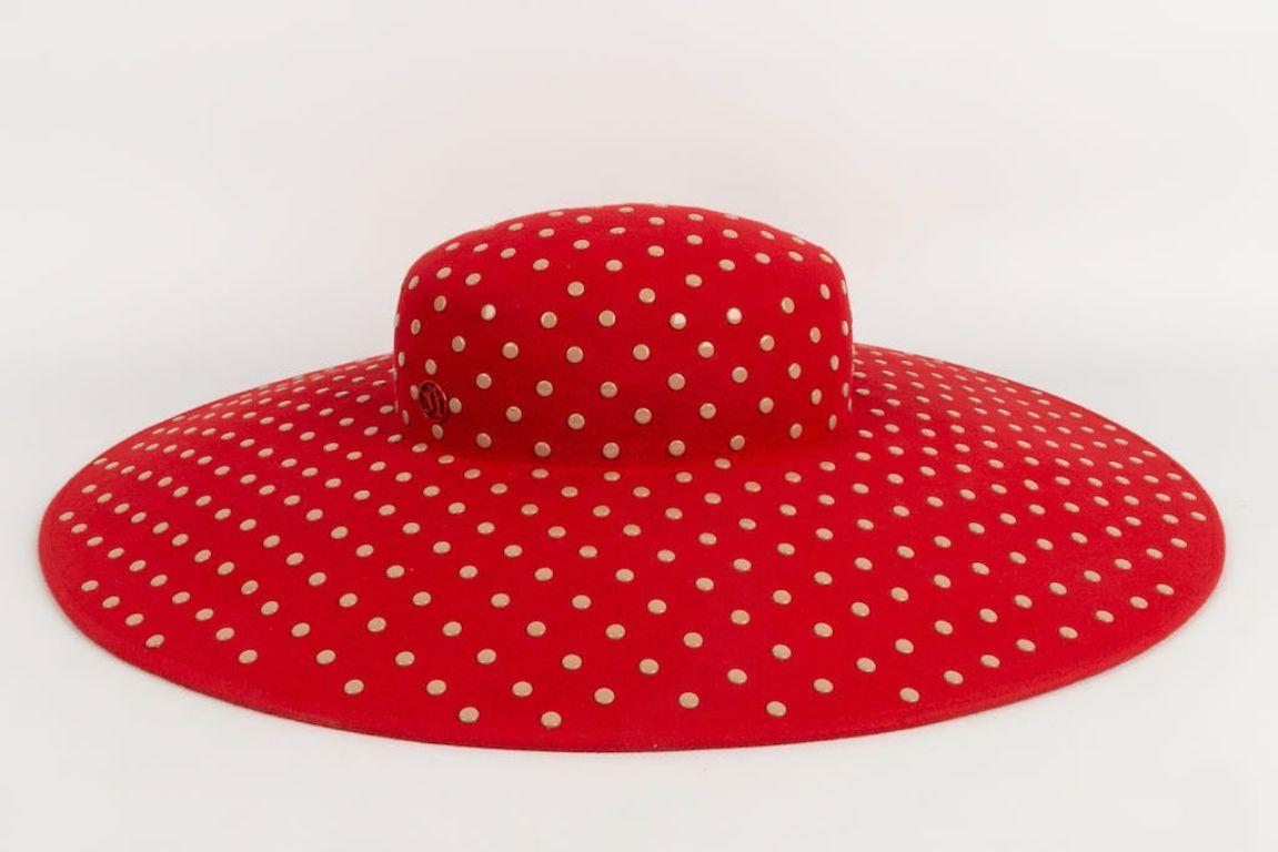 Maison Michel -Red felt hat decorated with beige metal dots. Size indicated M.

Additional information: 
Dimensions: Head size: 55 cm
Condition: Very good condition
Seller Ref number: CHP45