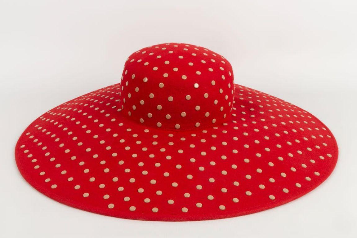 Maison Michel Red Felt Hat with Beige Metal Dots In Excellent Condition For Sale In SAINT-OUEN-SUR-SEINE, FR