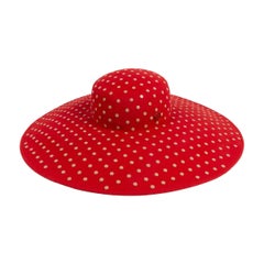 Maison Michel Chapeau en feutre rouge avec des points en métal beige