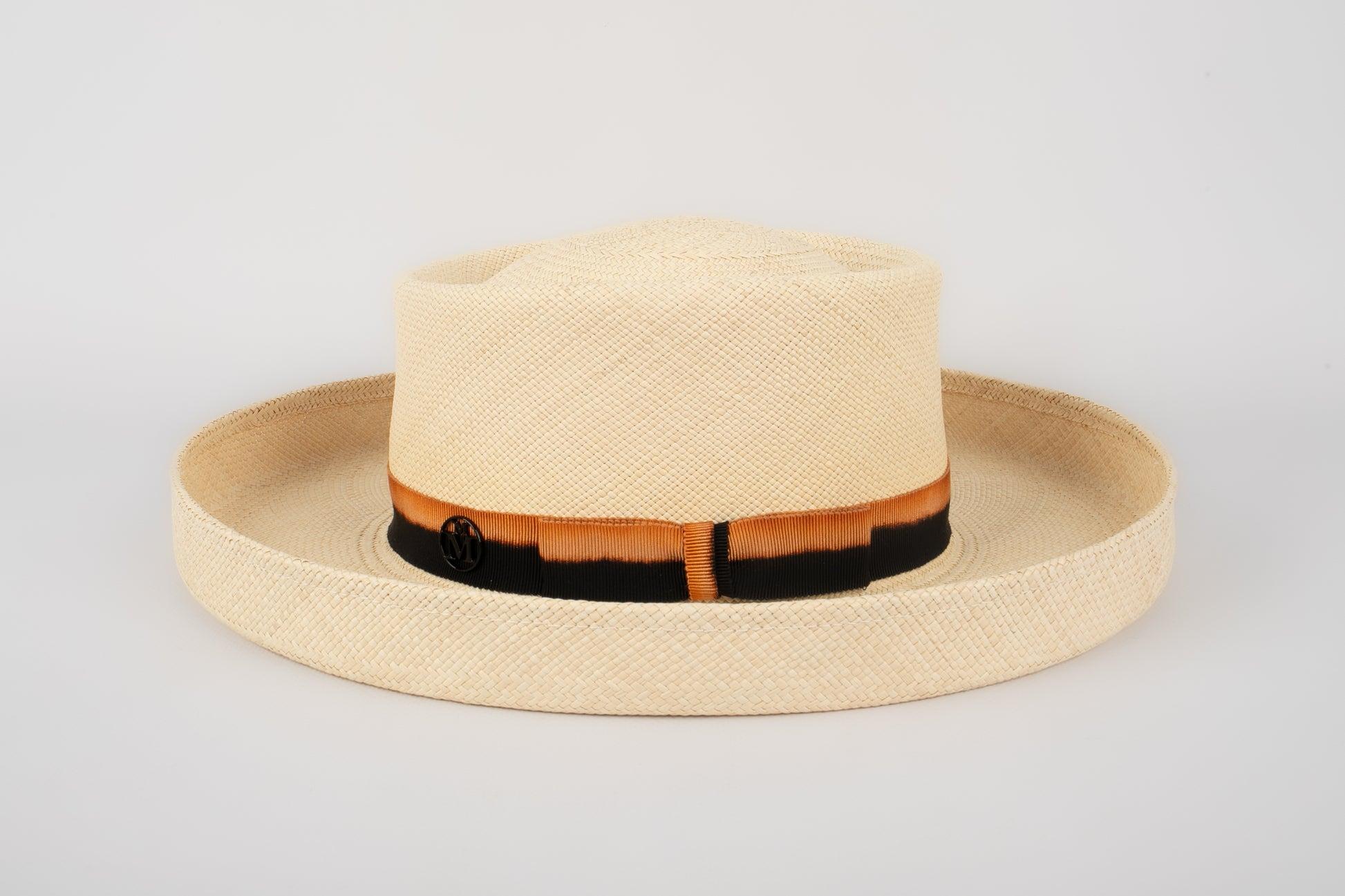 Maison Michele - (Made in Italy) Chapeau de paille au tissage Brisa classique, tour de tête décoré d'un ruban tie-and-dye. Taille S indiquée.

Informations complémentaires :
Condit : Très bon état.
Dimensions : Tour de tête : 54 cm

Référence du