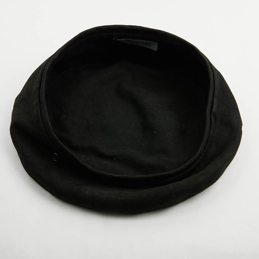 Must-Have. This beret is unisex in smooth suede lamb leather, black in color. In very good used condition.
Made In France. Size L.
Will be delivered in its transparent box MAISON MICHEL. 