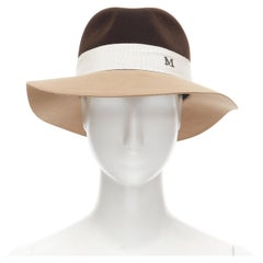 MAISON MICHEL zweifarbiger brauner Kamelhut weißer Grosgrain M Logo Fedora Hut M 57cm
