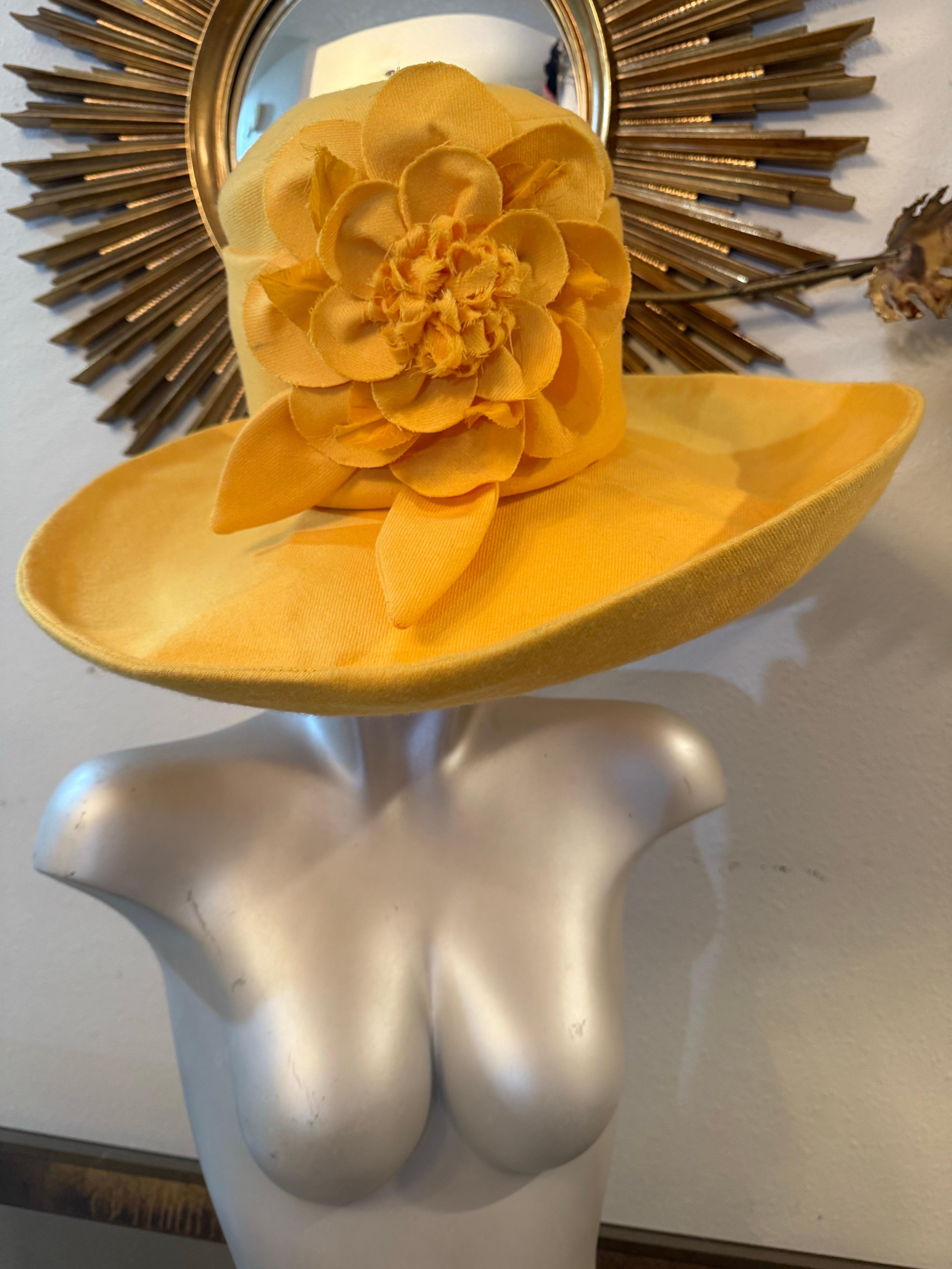 Maison Michelle Paris Marigold Frühling Gewicht Wolle Blend Challis strukturierte Hut:  Ein maßgeschneiderter Hut  aus einem frühlings-/sommertauglichen Stoff in einem auffälligen Ringelblumen-Farbton. Stark strukturiert mit verdrahteter,