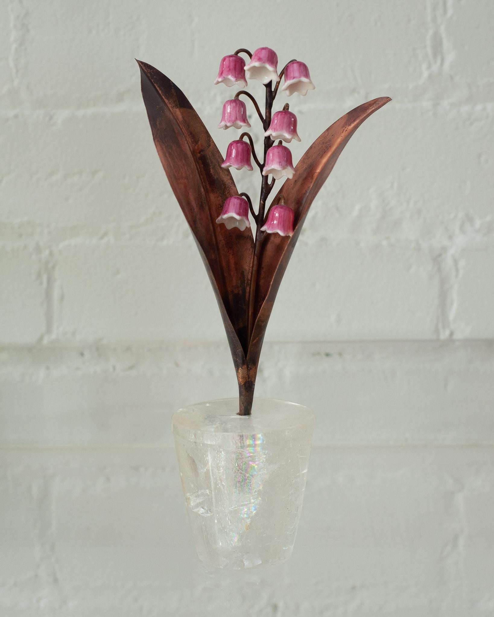 Schmücken Sie Ihren Tisch mit diesen zarten Porzellanblumen des französischen Künstlers Samuel Mazy, die in Zusammenarbeit mit Maison Nurita entstanden sind. Dieses Maiglöckchen ist handgefertigt aus Biskuitporzellan, glasiert in einem speziellen
