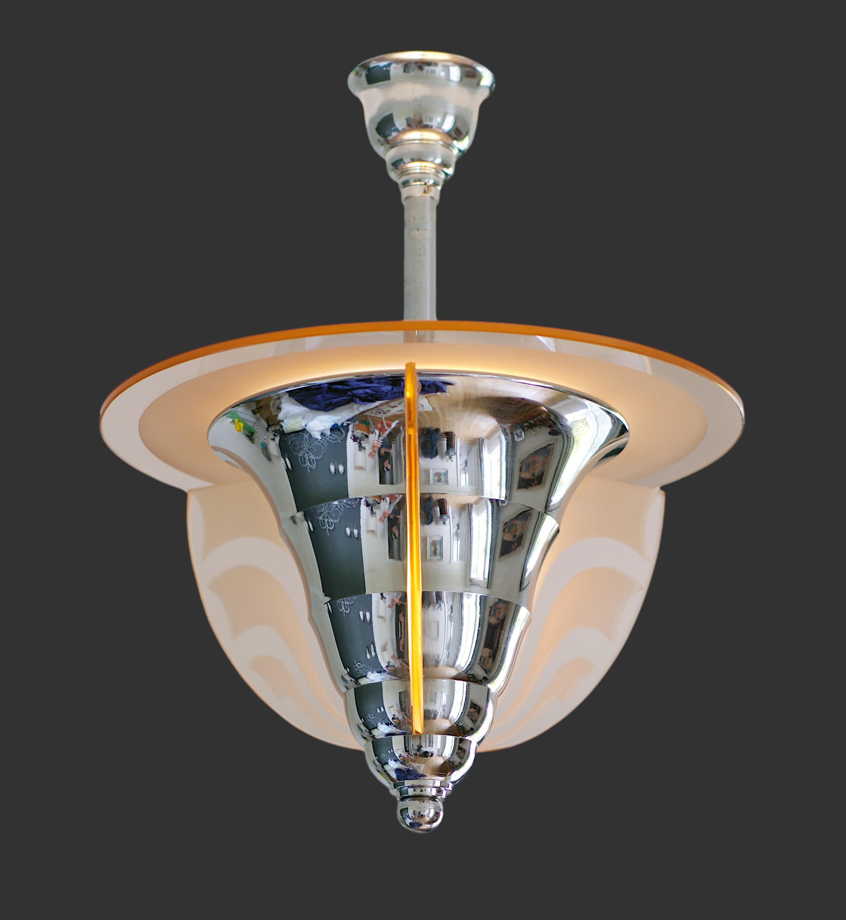 Lustre moderniste Art déco français par PETITOT (Paris), France, années 1920. Ce lustre présente un design saisissant en métal chromé et en verre rose transparent. Il comprend trois plaques de verre verticales et un disque, tous fabriqués en verre