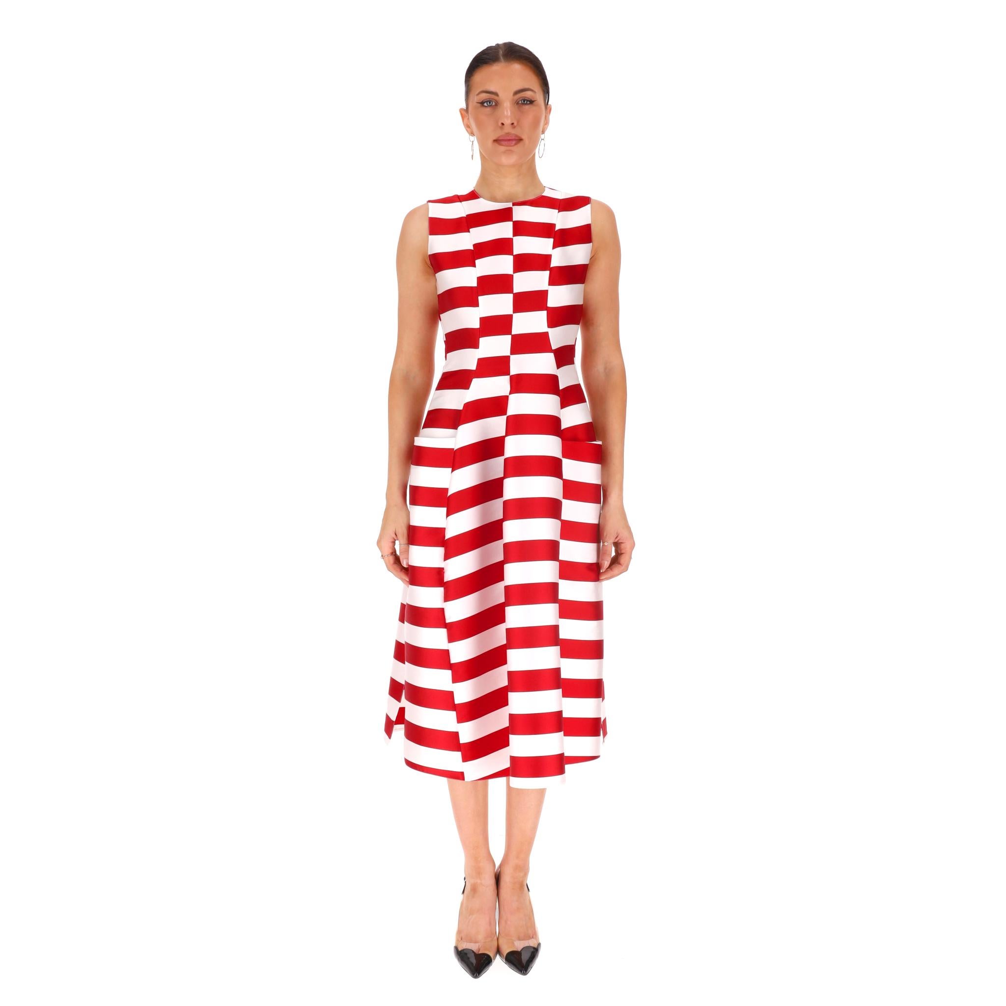 Maison Rabih Kayrouz Robe tulipe rayée en soie mélangée

Robe midi structurée conçue avec un motif à rayures rouges et blanches.

Il présente des plis larges sur le devant, une encolure ras-du-cou et des poches latérales.

Rrp Approx. £2,000

Taille