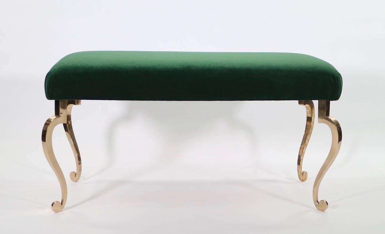 Hollywood Regency bronze bench designed by Maison Ramsay and re-upholstered in emerald green velvet. The piece has four cabriole legs and was made during the 1950s in France. In great vintage condition with age-appropriate wear and use.