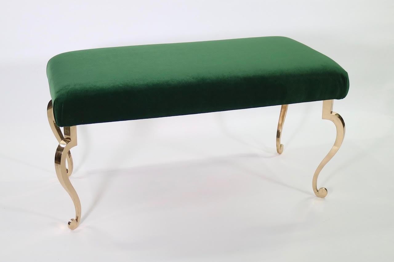 Maison Ramsay Hollywood Regency Bronze Bench in Emerald Green Velvet Upholstery In Excellent Condition In New York, NY