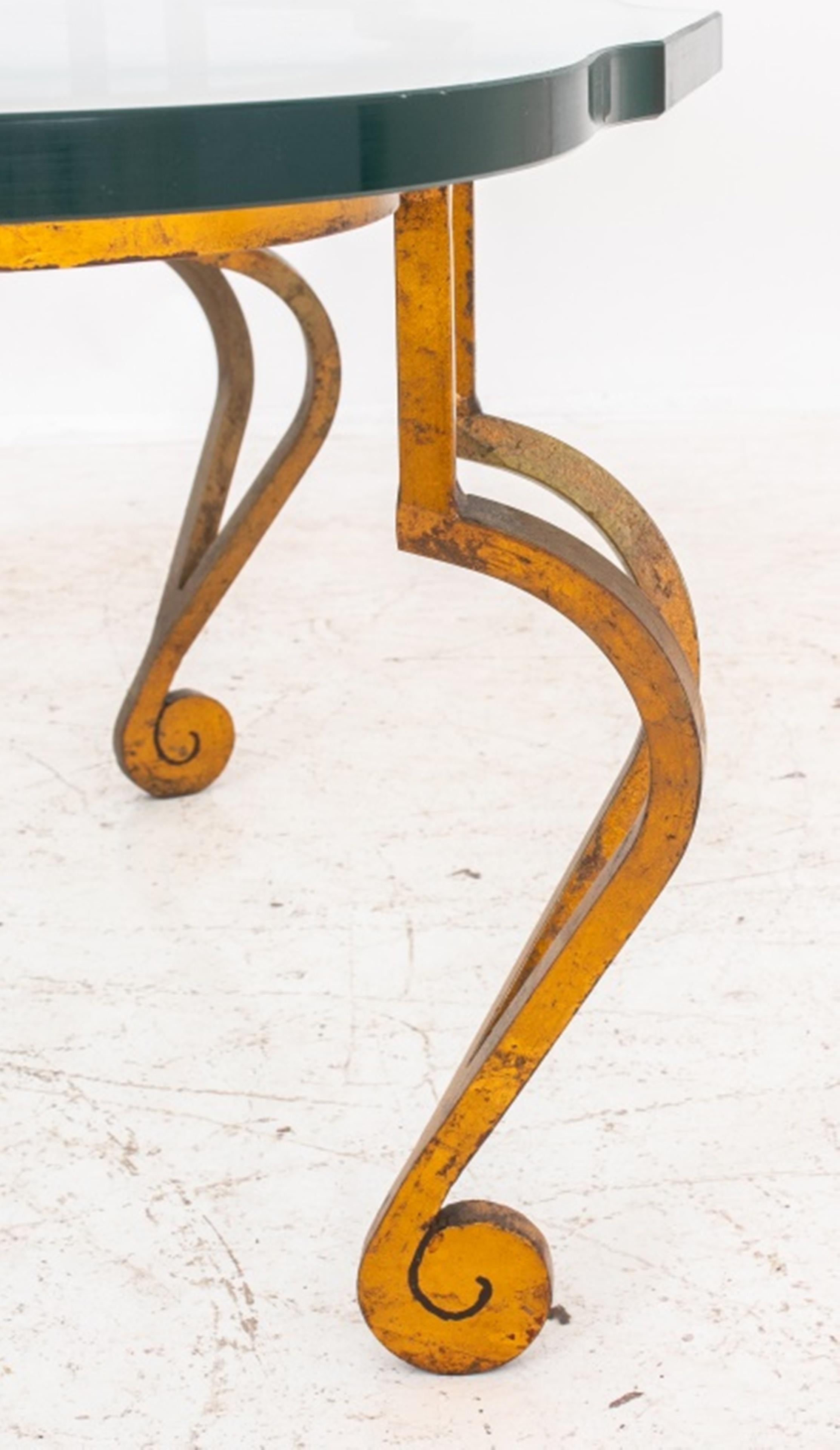 20ième siècle Table basse en fer forgé doré de style Maison Ramsay en vente