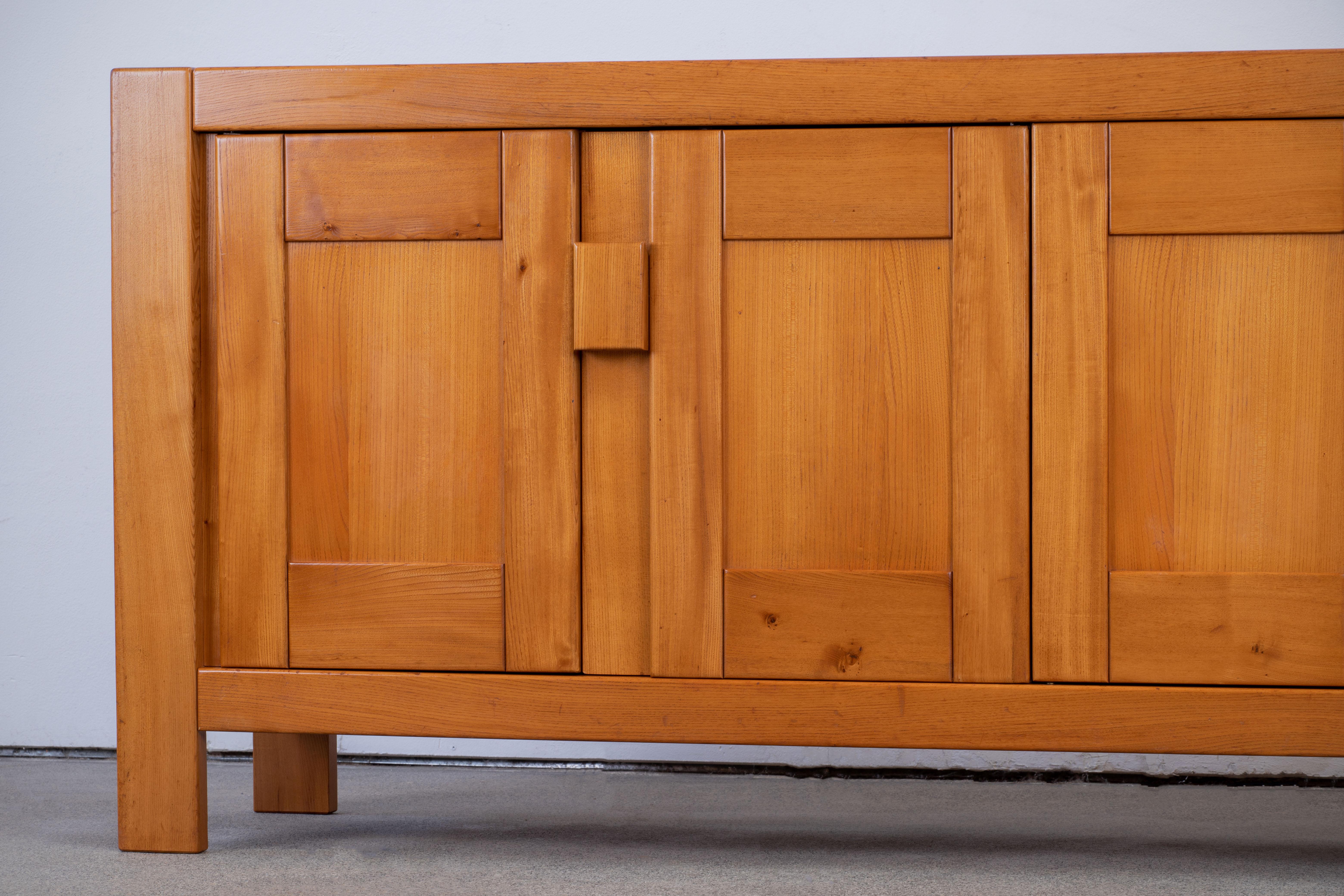 Maison Regain Attributed Sideboard in Solid Elm, France, 1970s In Good Condition In Wiesbaden, DE