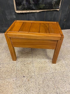 Table de chevet en orme massif de la Maison Regain, circa 1960 Style Pierre Chapo