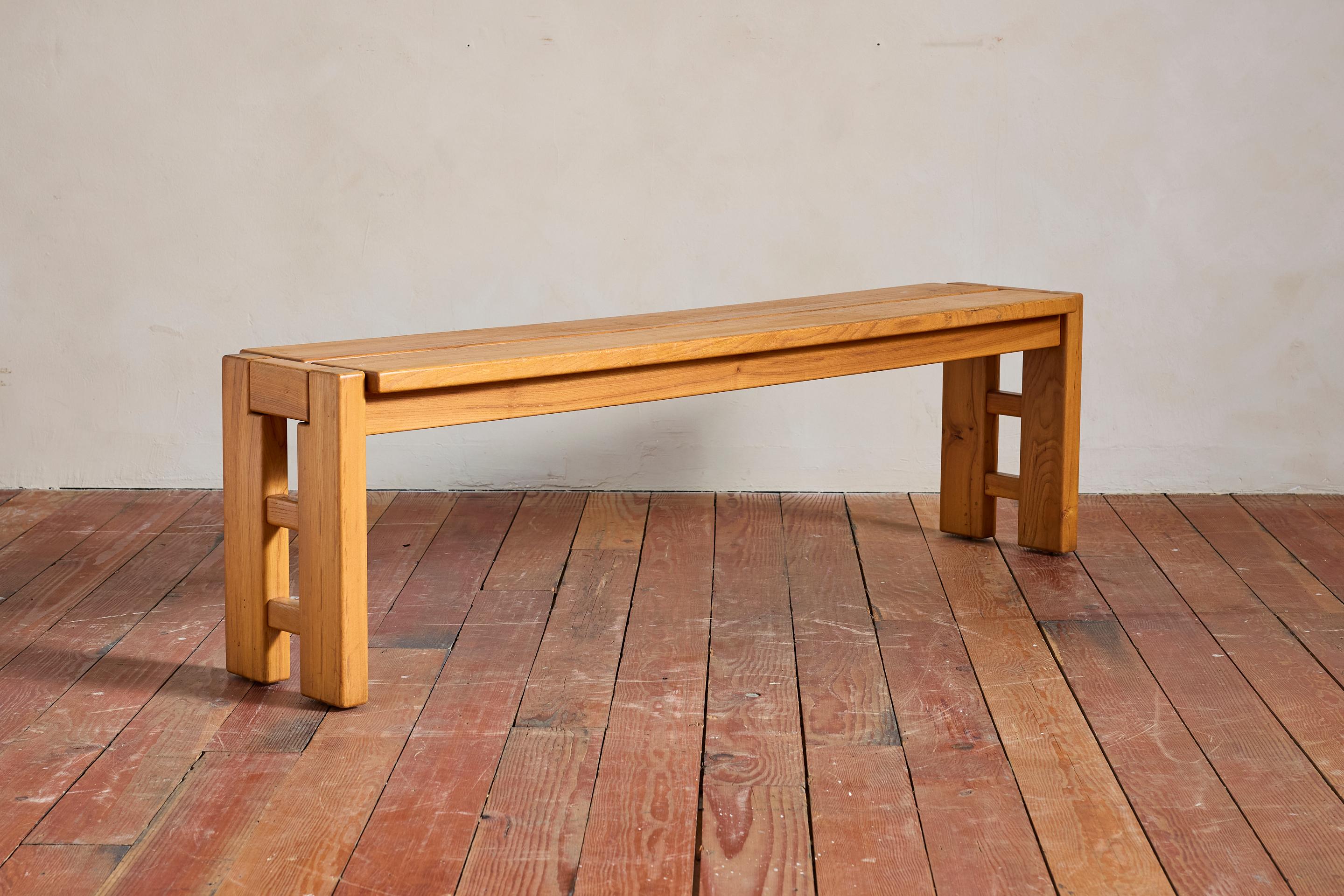Grande banquette produite dans les années 1970 par Maison Regain
France, années 1970 
Construction solide en bois d'orme avec de beaux détails d'échelle latérale 
Superbe sous une œuvre d'art ! 