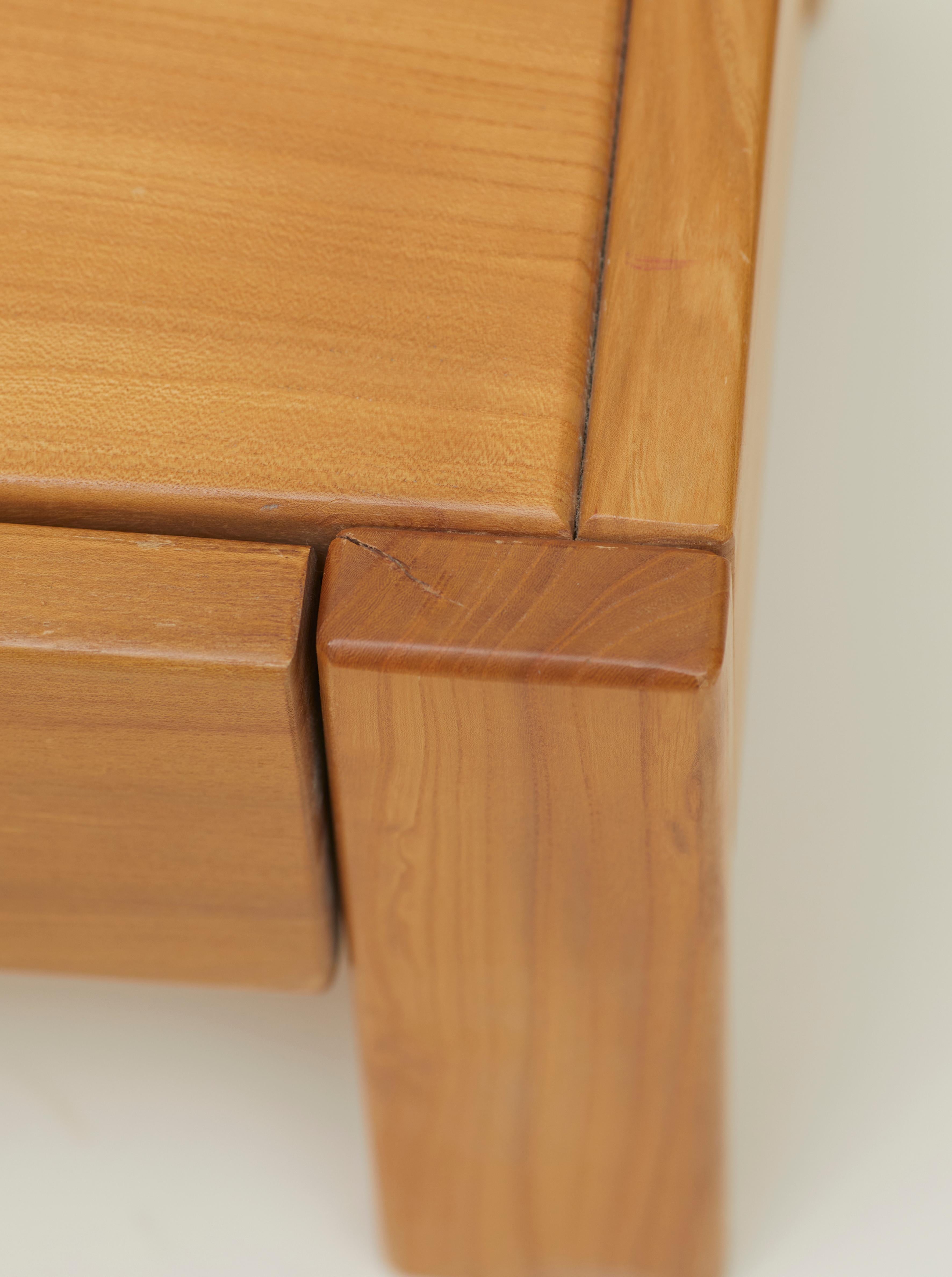 Table de chevet Maison Regain avec tiroir en bois d'orme massif France vers 1980 en vente 7