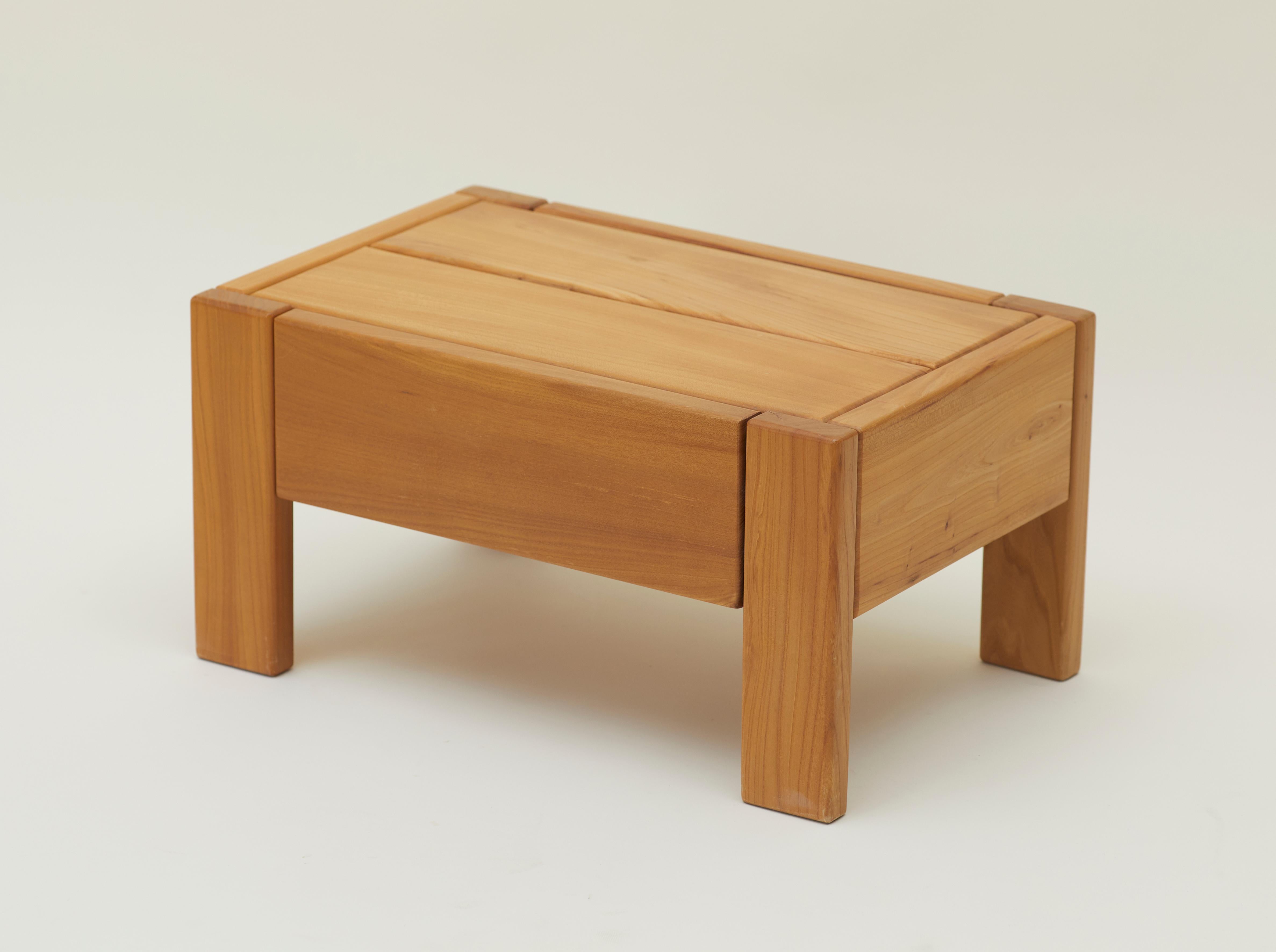 A lovely beside table with a drawer in solid elm by Maison Regain, France c. 1980.

Very good vintage condition; a small crack in the wood (last picture).