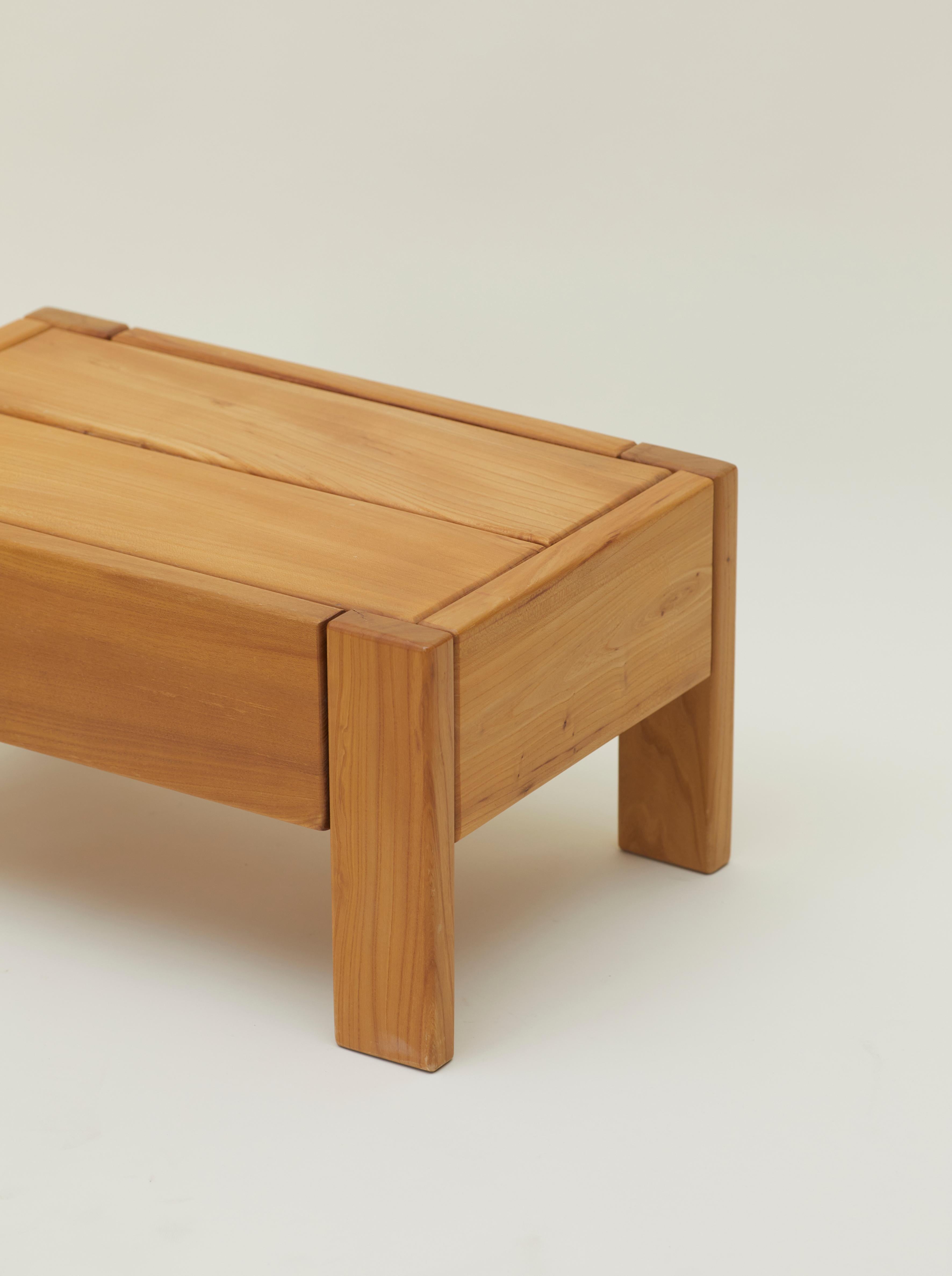 Fait main Table de chevet Maison Regain avec tiroir en bois d'orme massif France vers 1980 en vente