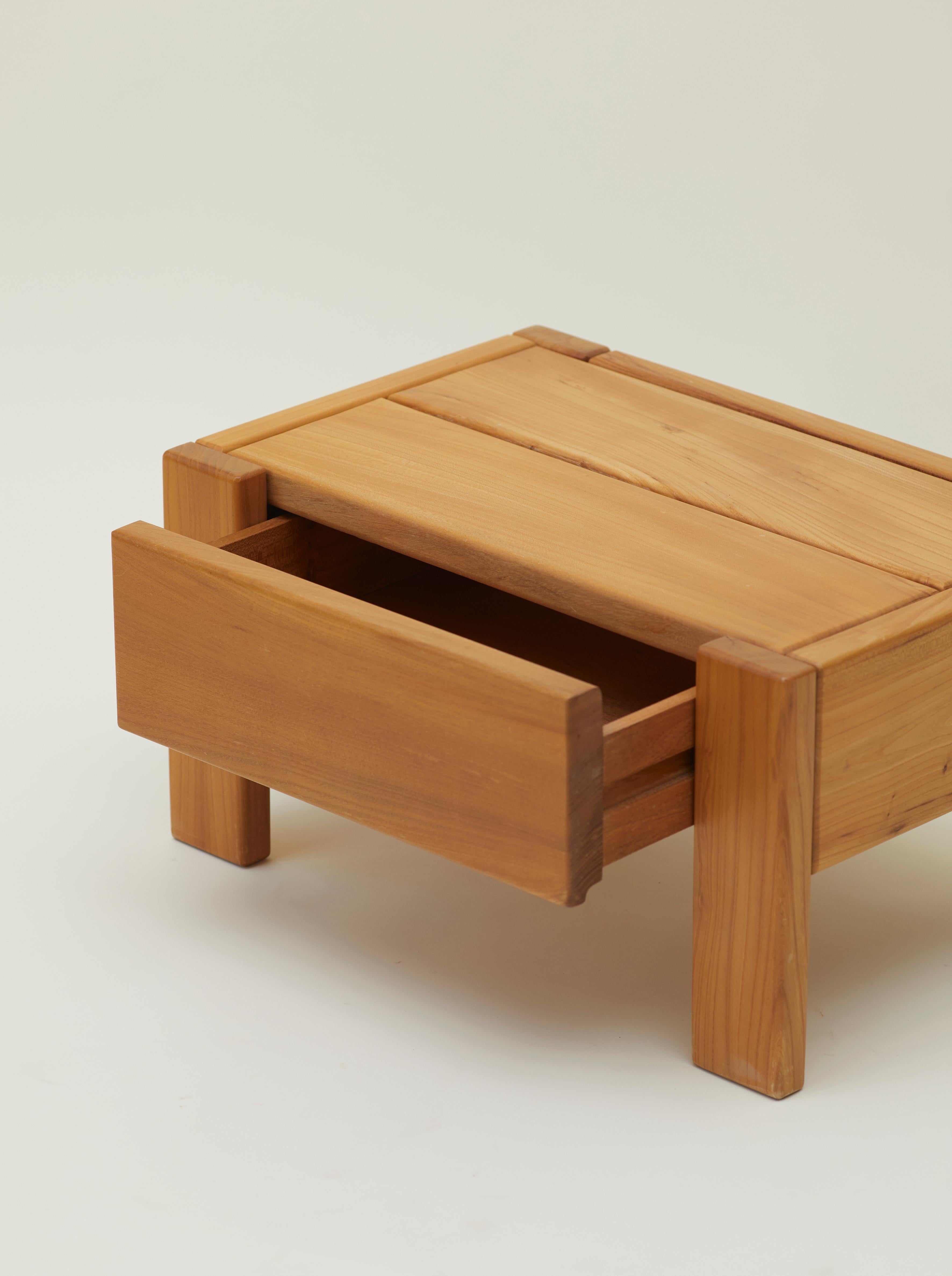 Table de chevet Maison Regain avec tiroir en bois d'orme massif France vers 1980 Bon état - En vente à MONTREUIL, FR