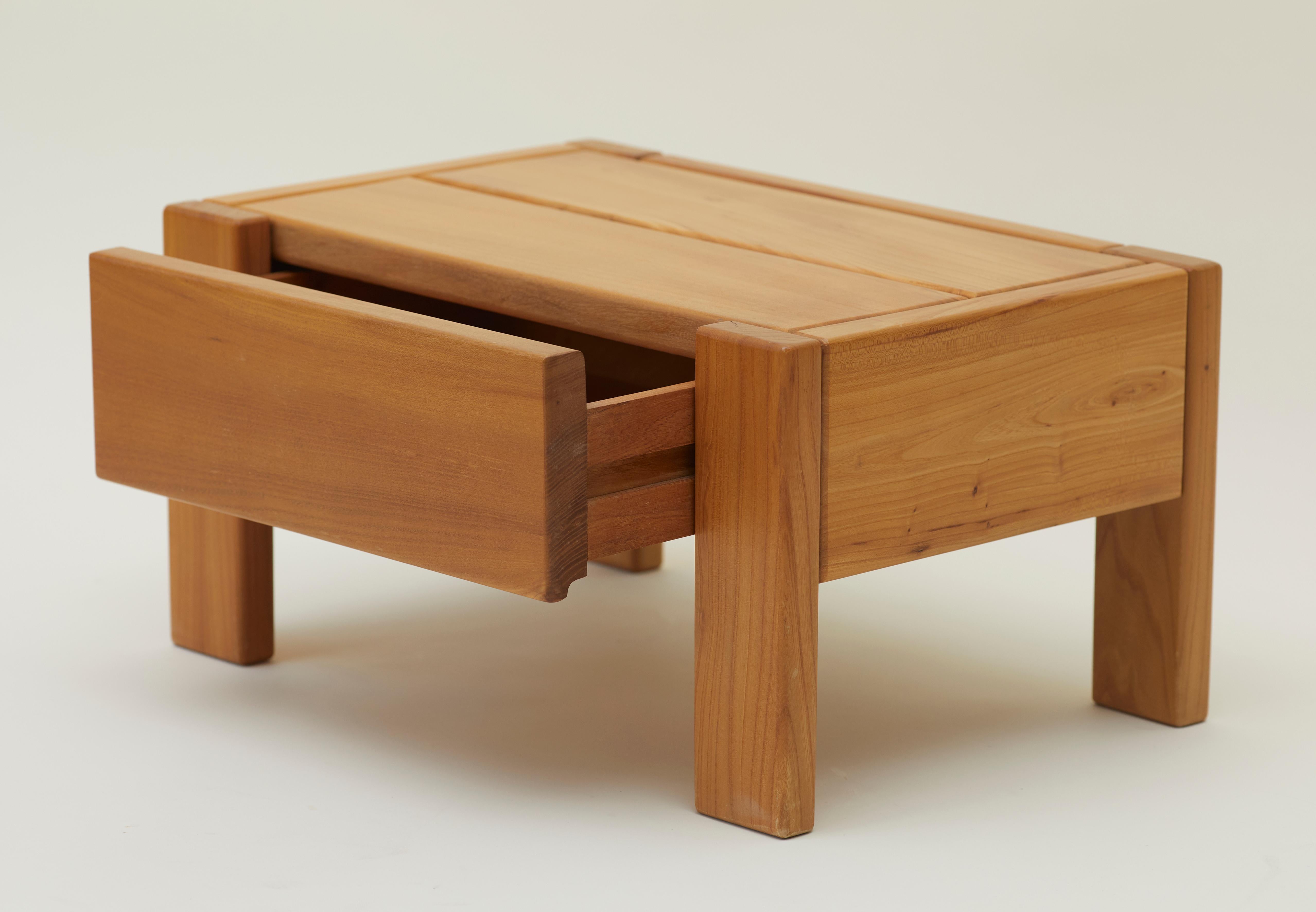 Bois Table de chevet Maison Regain avec tiroir en bois d'orme massif France vers 1980 en vente