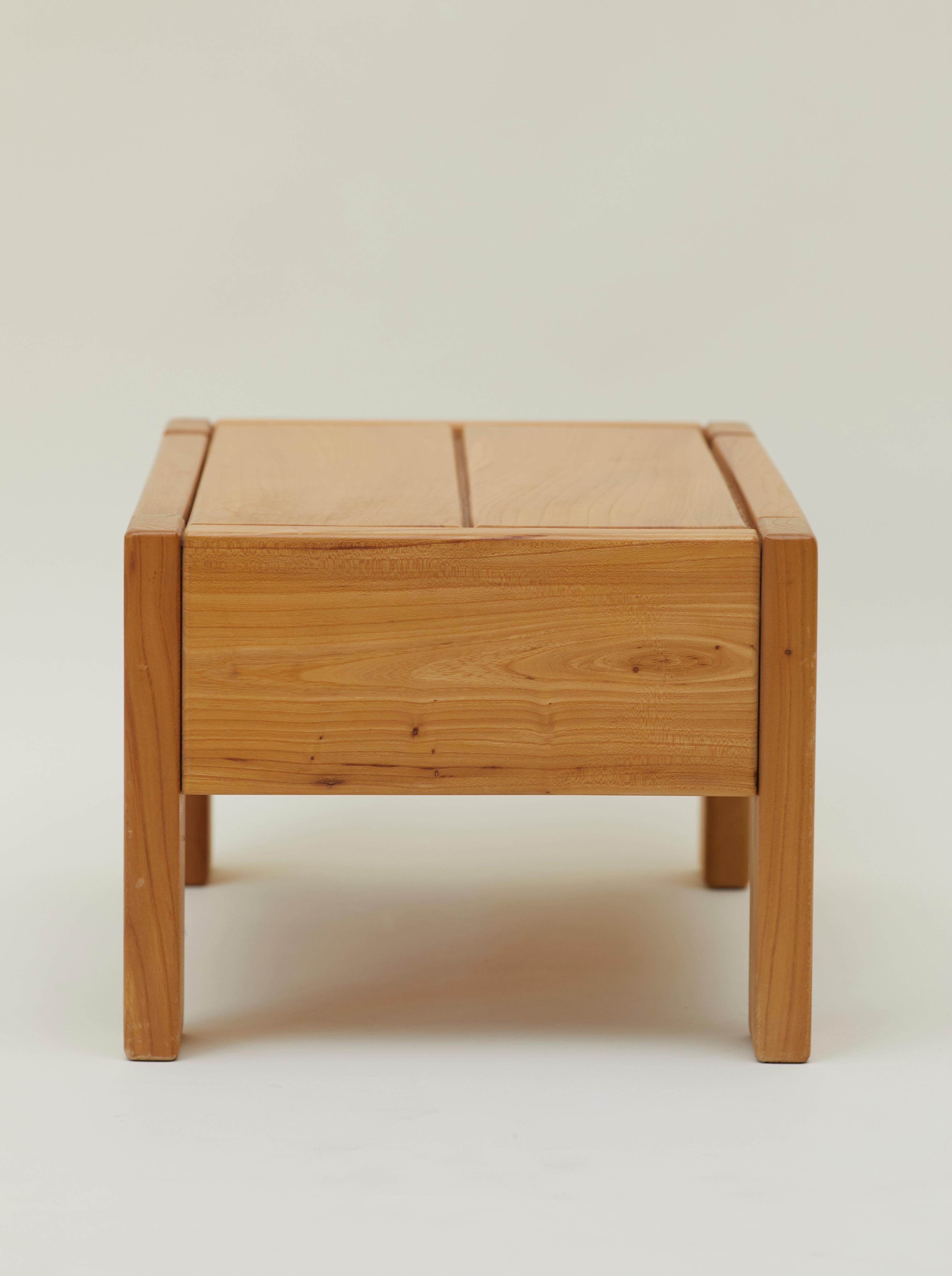 Table de chevet Maison Regain avec tiroir en bois d'orme massif France vers 1980 en vente 2