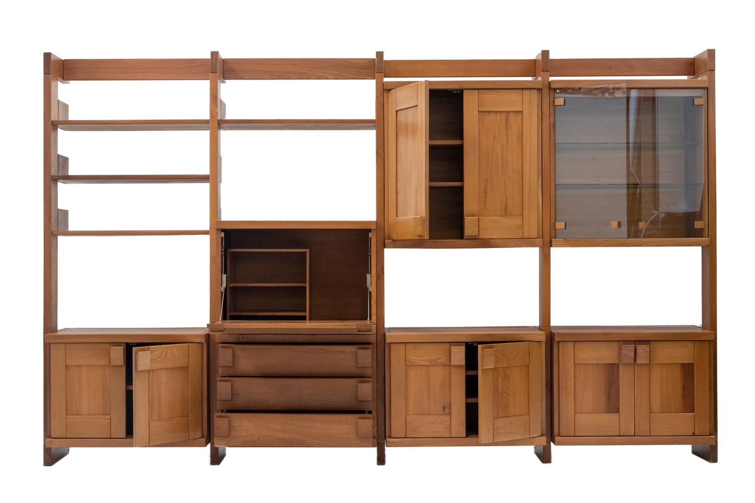 Maison Regain, signed.

Shelf-bookcase in natural and blond solid elm, consisting of four rows on the front, the various modular elements: four rectangular and horizontal cupboards, a rectangular and vertical cupboard, a rectangular and vertical