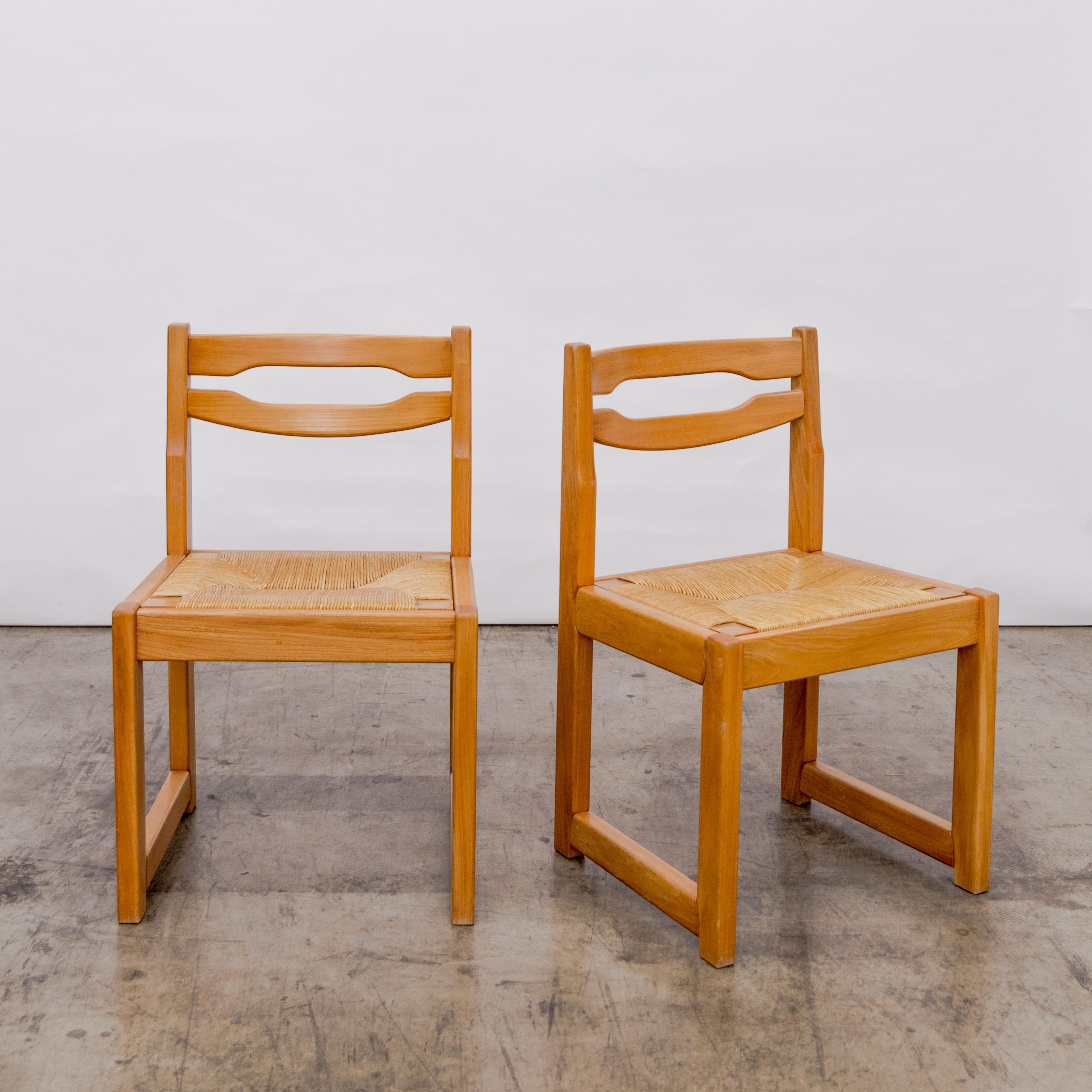 Maison Regain  Brutalistische Elm + Rush Esszimmerstühle im Angebot 4