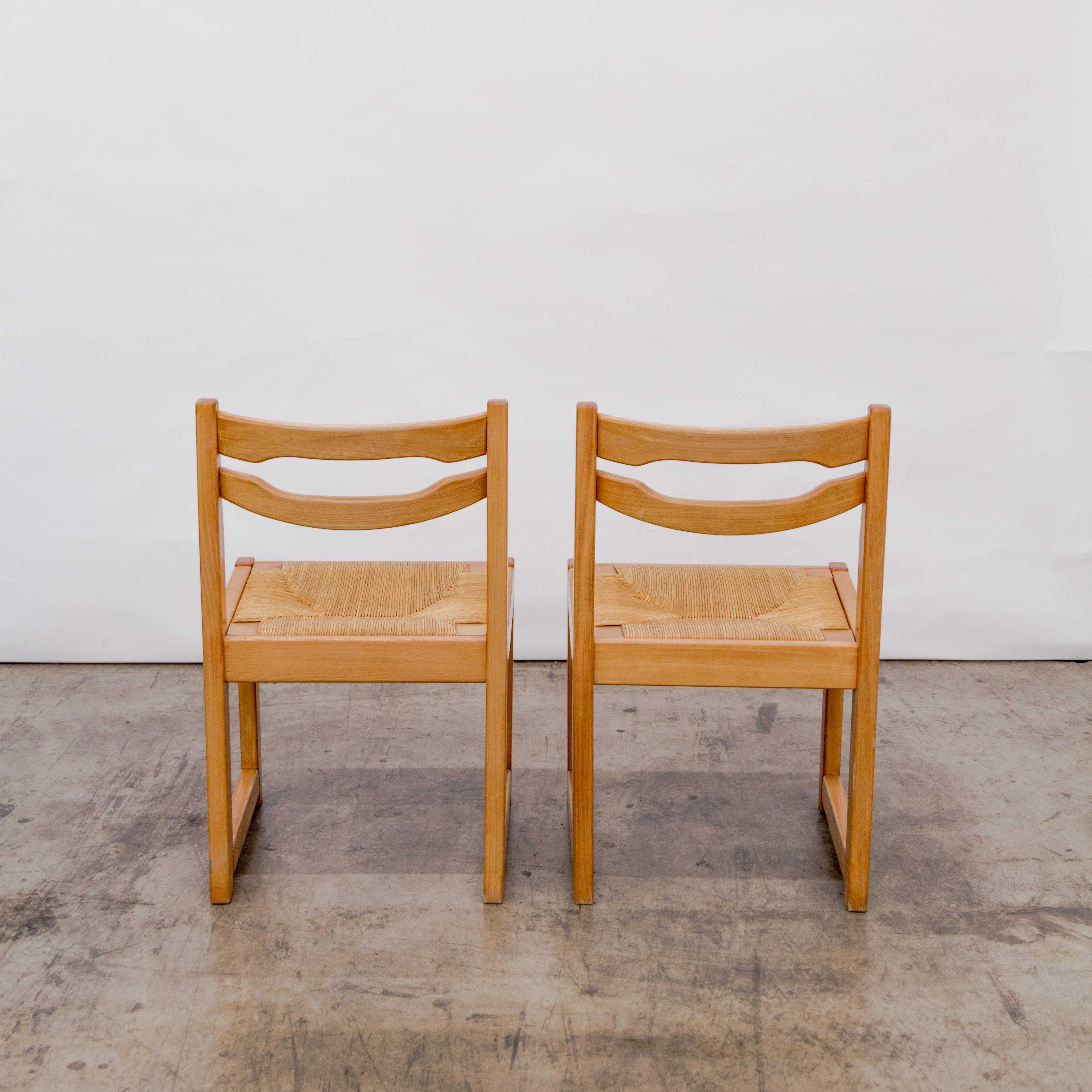 Maison Regain  Brutalistische Elm + Rush Esszimmerstühle im Angebot 5