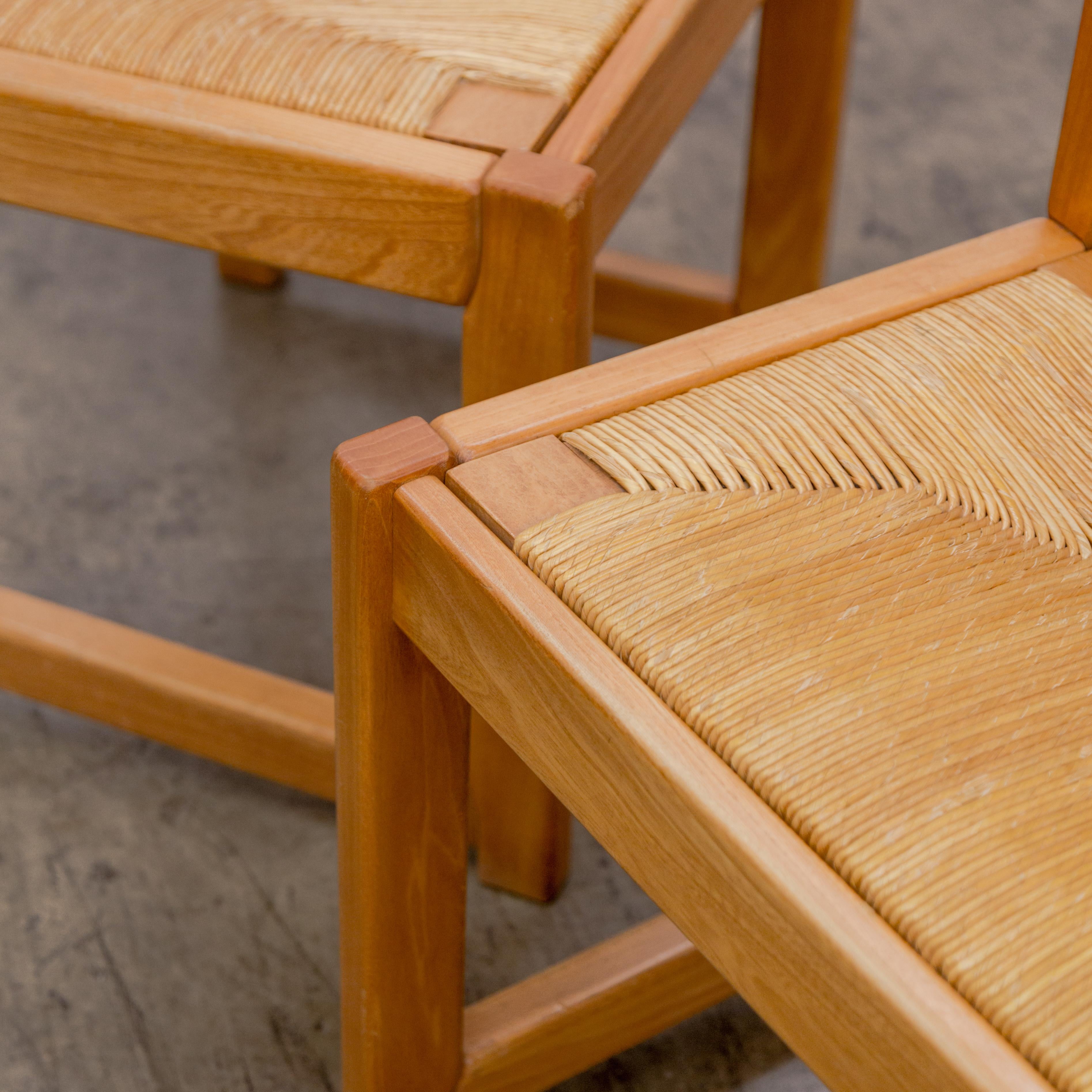 Maison Regain  Brutalistische Elm + Rush Esszimmerstühle im Angebot 7
