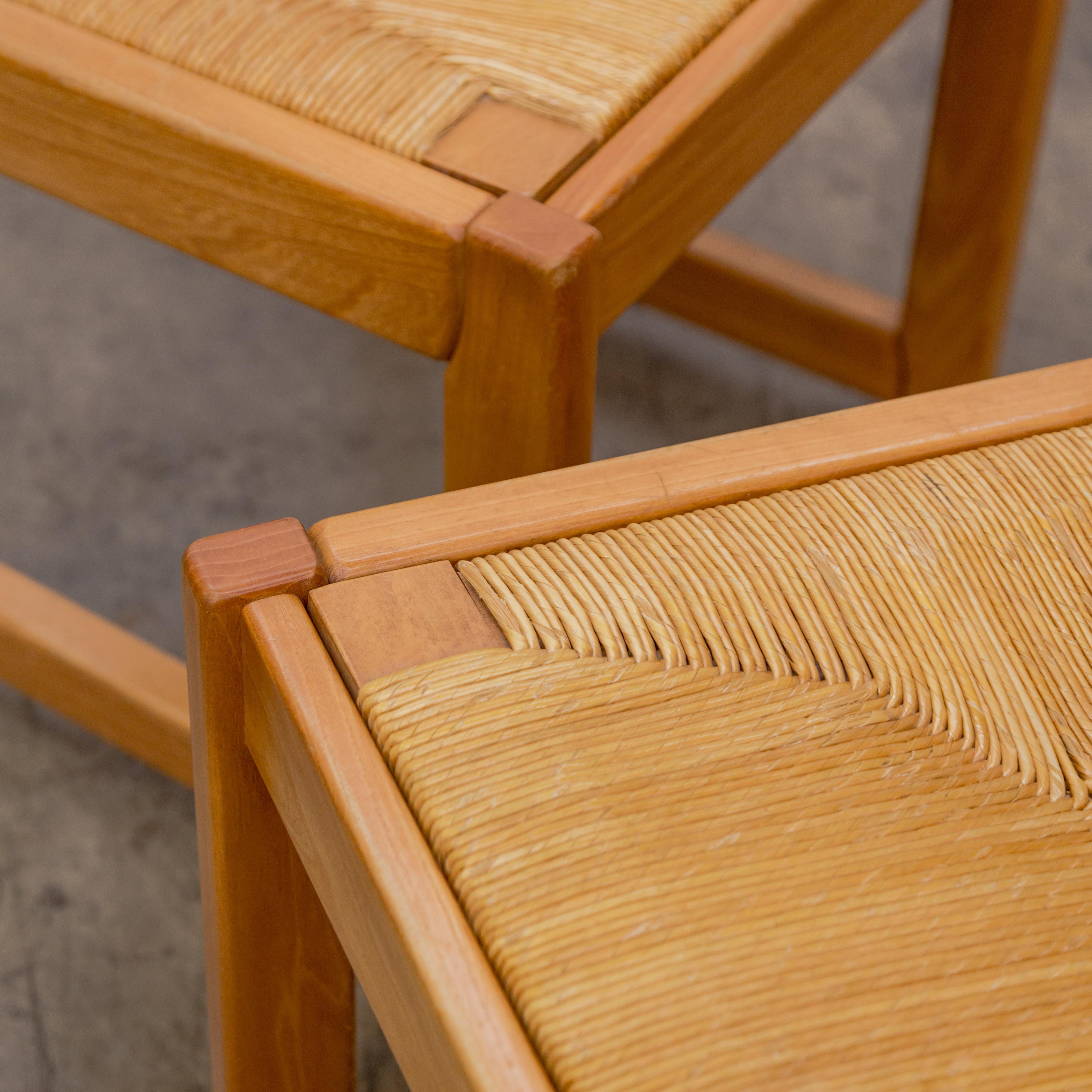 Maison Regain  Brutalistische Elm + Rush Esszimmerstühle im Angebot 8