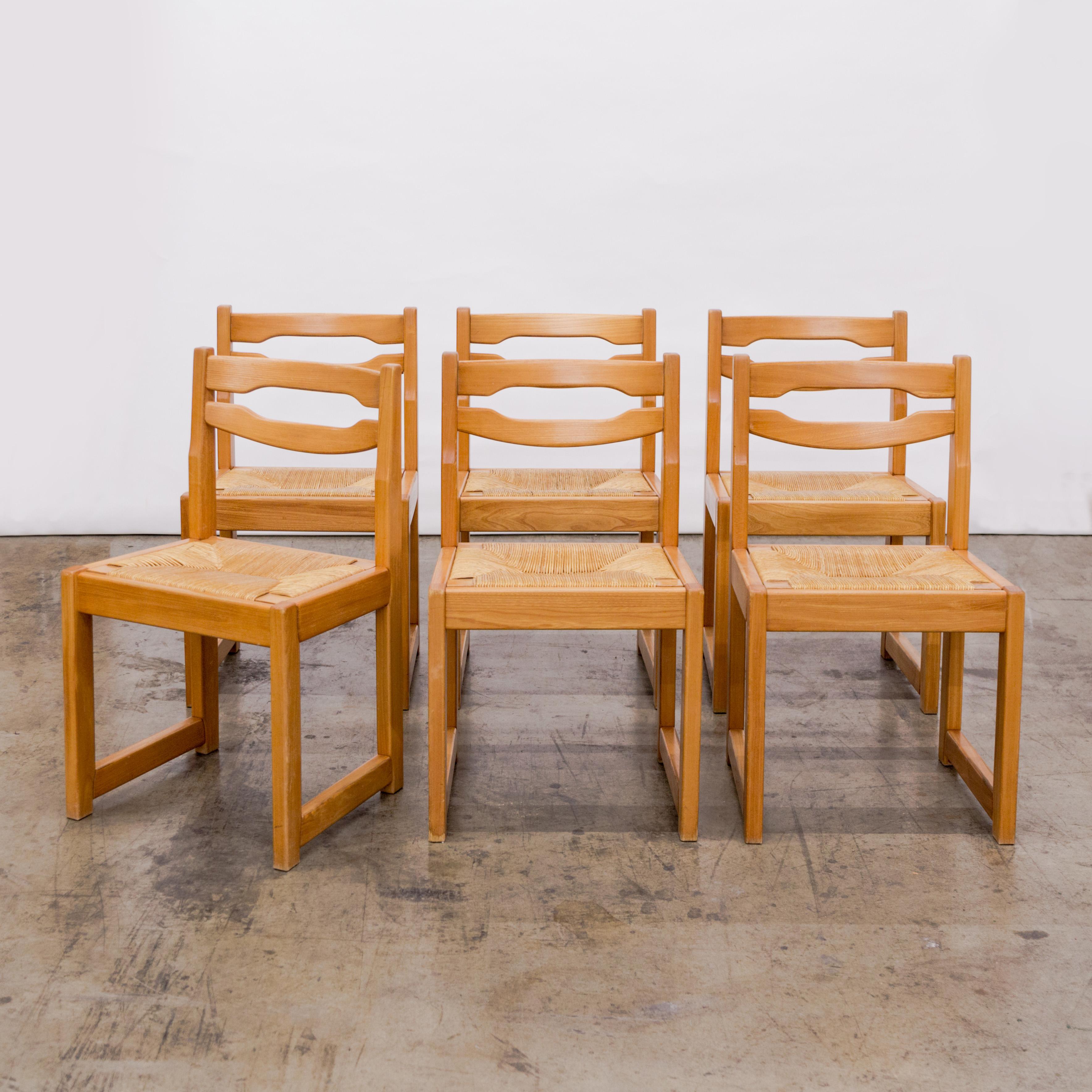 Maison Regain  Brutalistische Elm + Rush Esszimmerstühle (Französisch) im Angebot