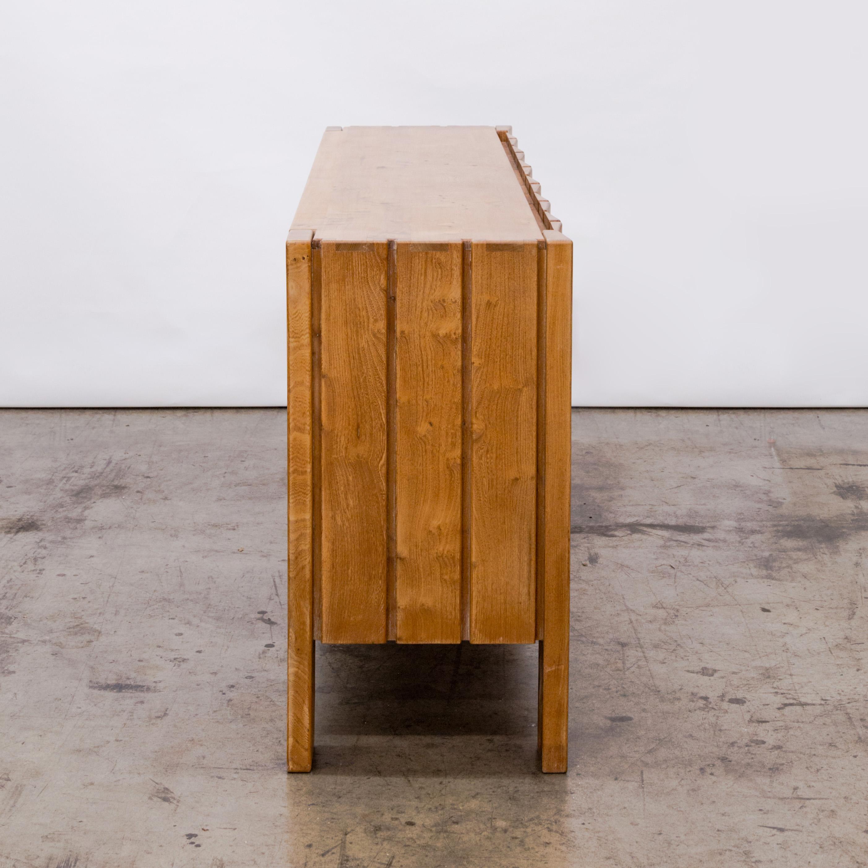 Francese Maison Regain  Credenza brutalista in legno di olmo in vendita