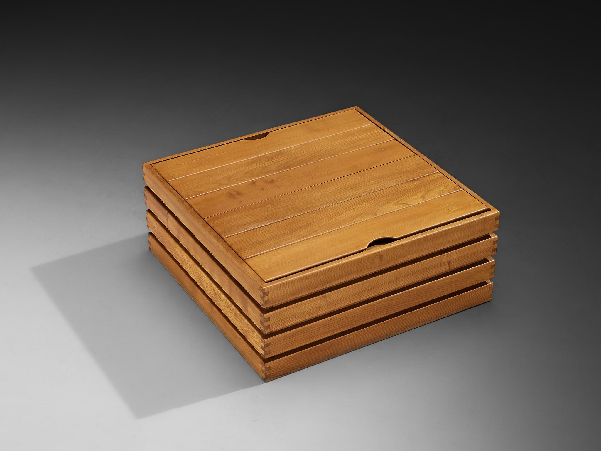 Tavolino o piccolo baule portaoggetti Maison Regain, olmo, faggio, Francia, anni '70

Questo pratico tavolino da caffè di Maison Regain è stato realizzato in Francia negli anni Settanta. Realizzato in legno di olmo e faggio, ha un aspetto caldo e