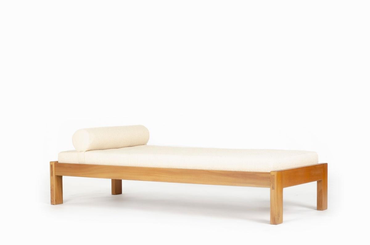 Large daybed edited by Maison Regain in the 80s.
Structure in elm, mattress in foam covered with beige fabric (new).
 