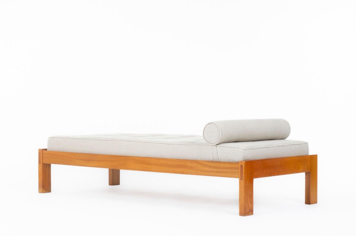 Large daybed edited by Maison Regain in the 80s.
Structure in elm, mattress in foam covered with linen fabric (new).
 