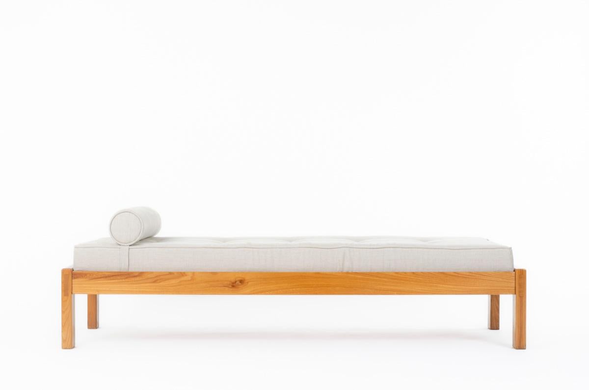 Maison Regain Daybed in Elm with linen Fabric, 1980 In Good Condition For Sale In JASSANS-RIOTTIER, FR