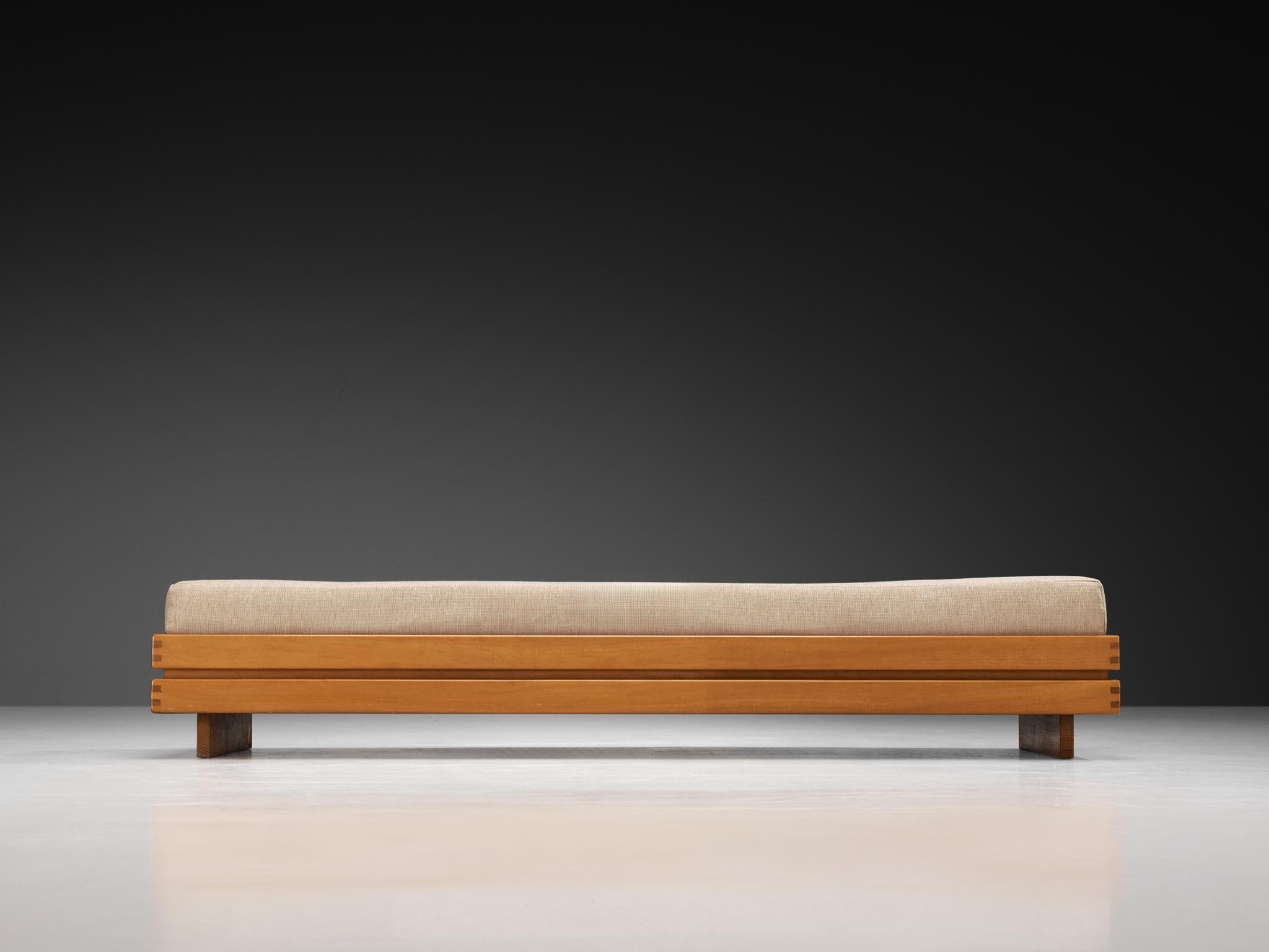 Mid-Century Modern Maison Regain Daybed en orme massif et tapisserie beige en vente