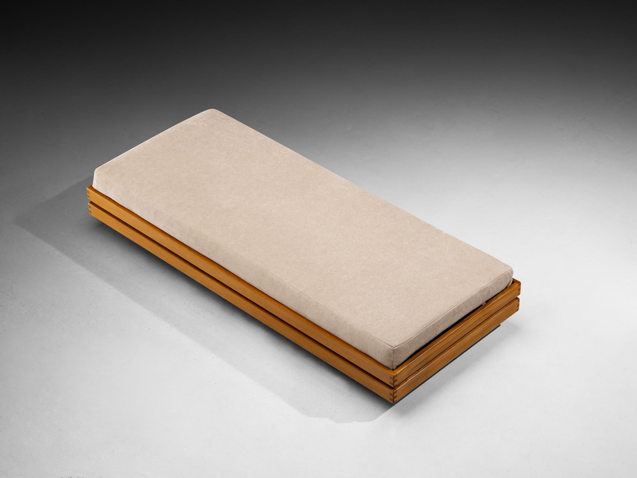 Français Maison Regain Daybed en orme massif et tapisserie beige en vente