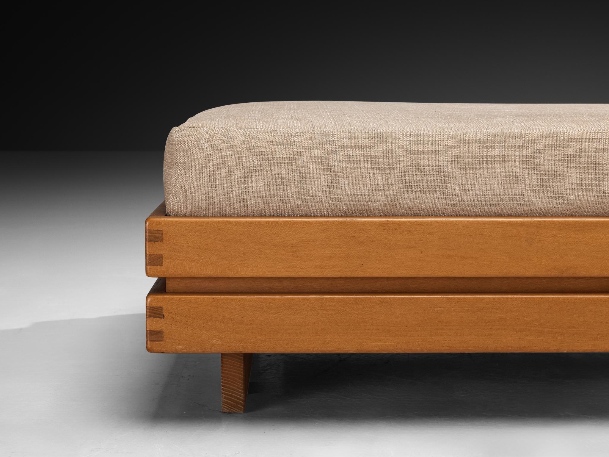 Fin du 20e siècle Maison Regain Daybed en orme massif et tapisserie beige en vente