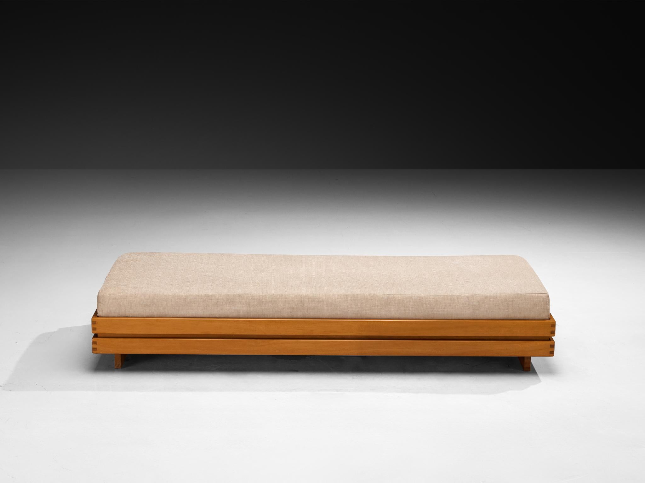 Tissu Maison Regain Daybed en orme massif et tapisserie beige en vente