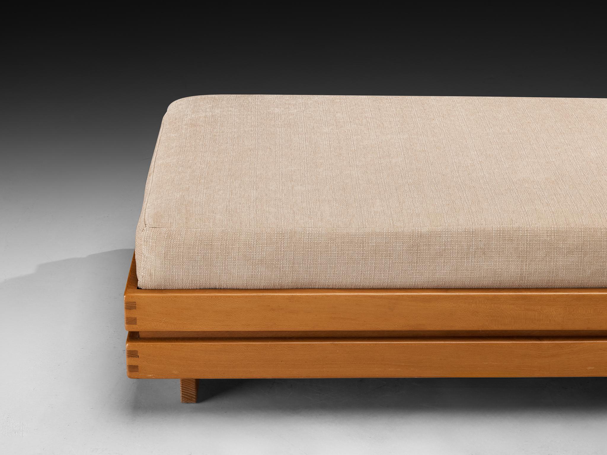 Maison Regain Daybed en orme massif et tapisserie beige en vente 2