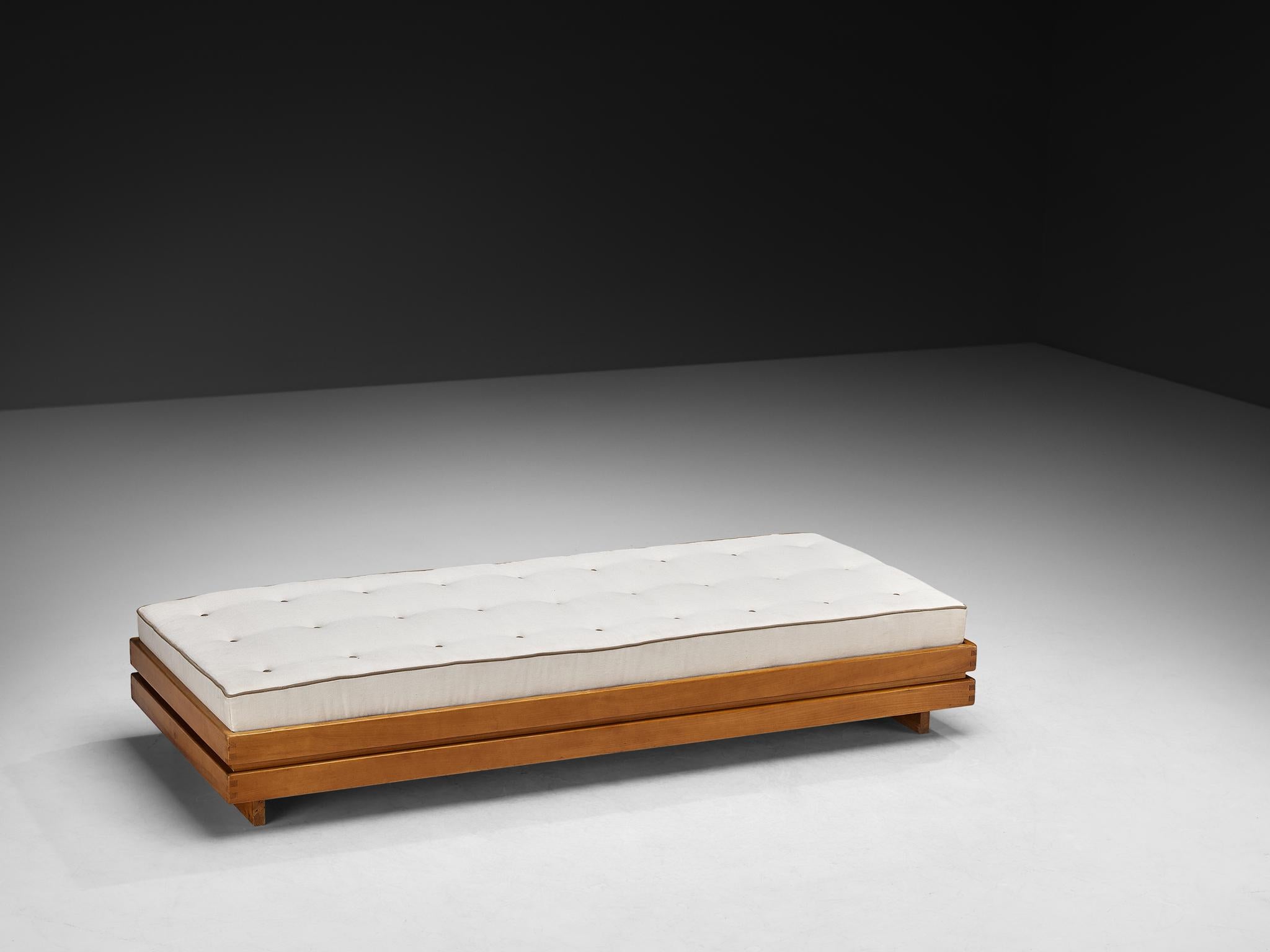 Maison Regain, lit de jour, orme massif, tissu, France, années 1980.

Un lit de jour de Maison Regain, dont la structure est composée principalement d'orme massif, confère une sensation de chaleur et de texture organique à la géométrie par ailleurs